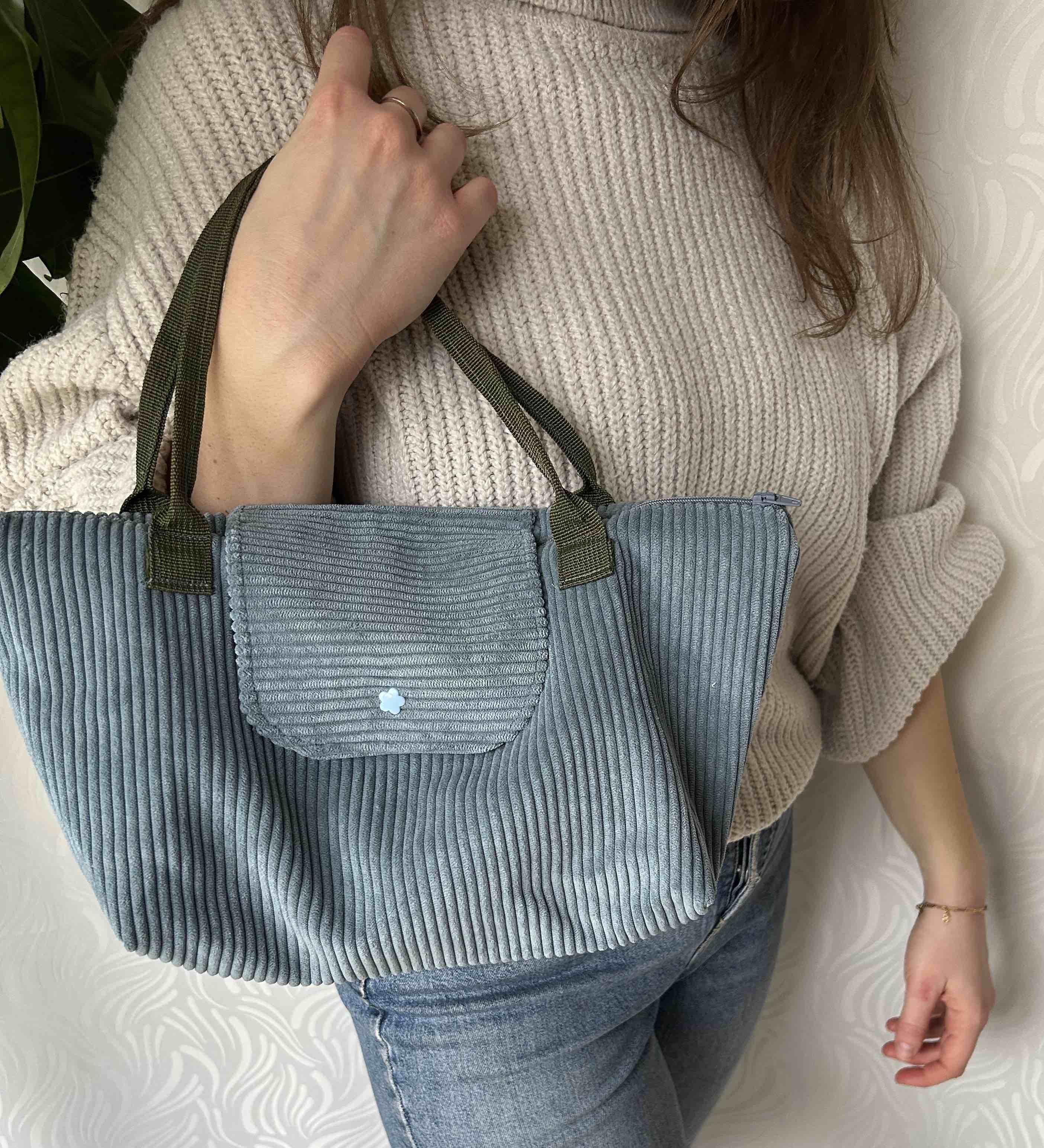 Sac cabas en velours côtelé bleu et anses vertes