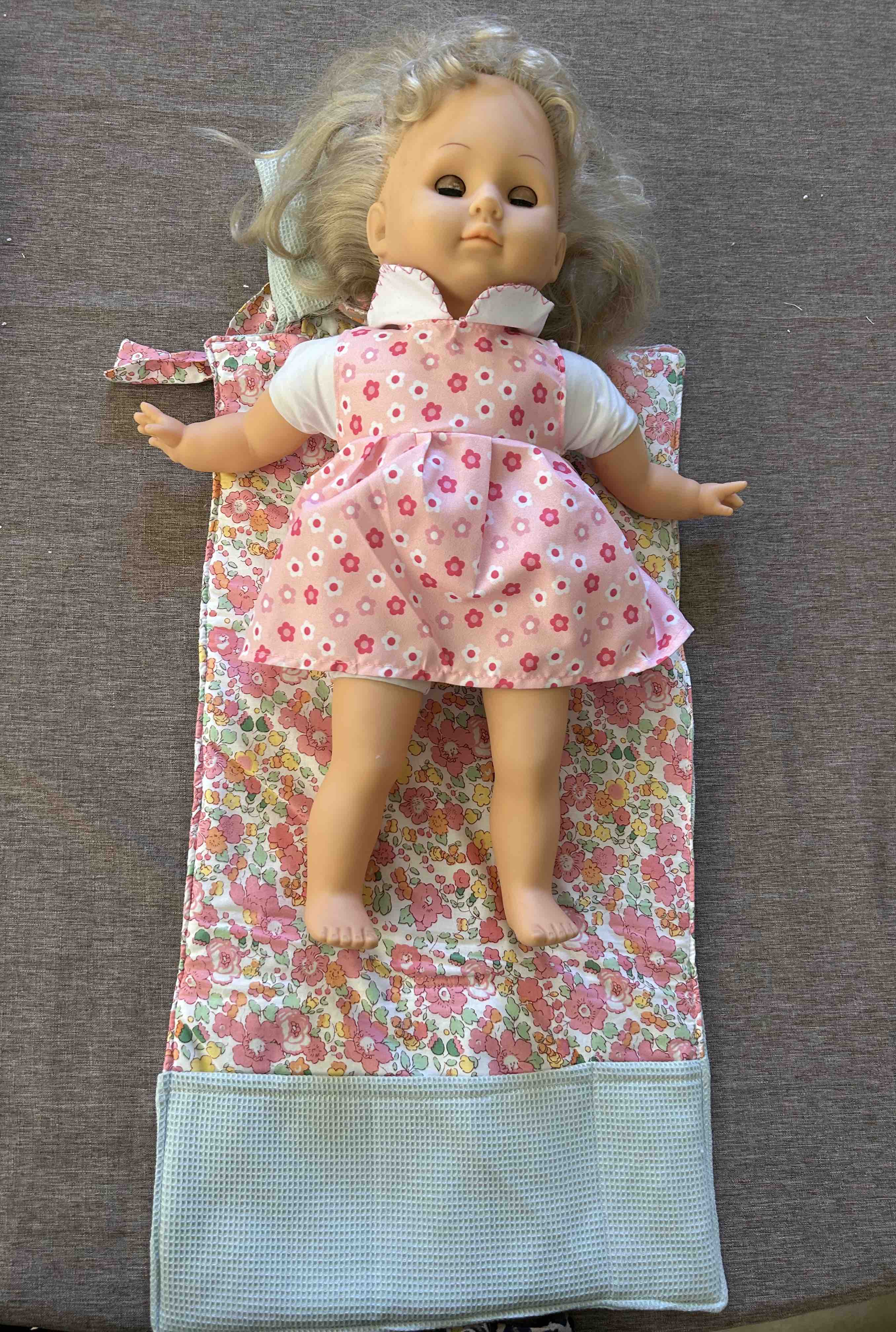 Matelas à langer nomade vert d'eau et fleurs liberty