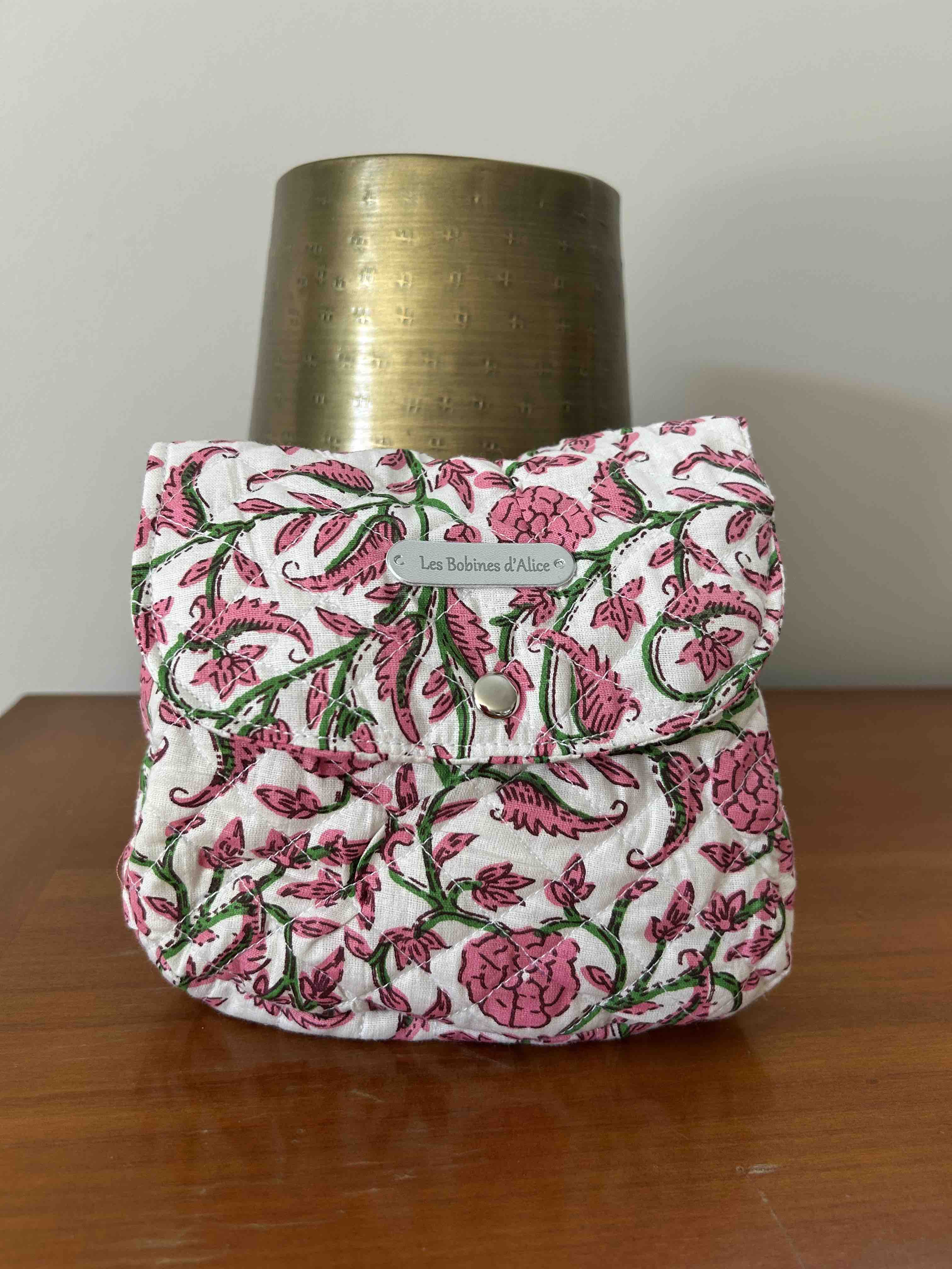 Pochette matelassée à fleurs roses