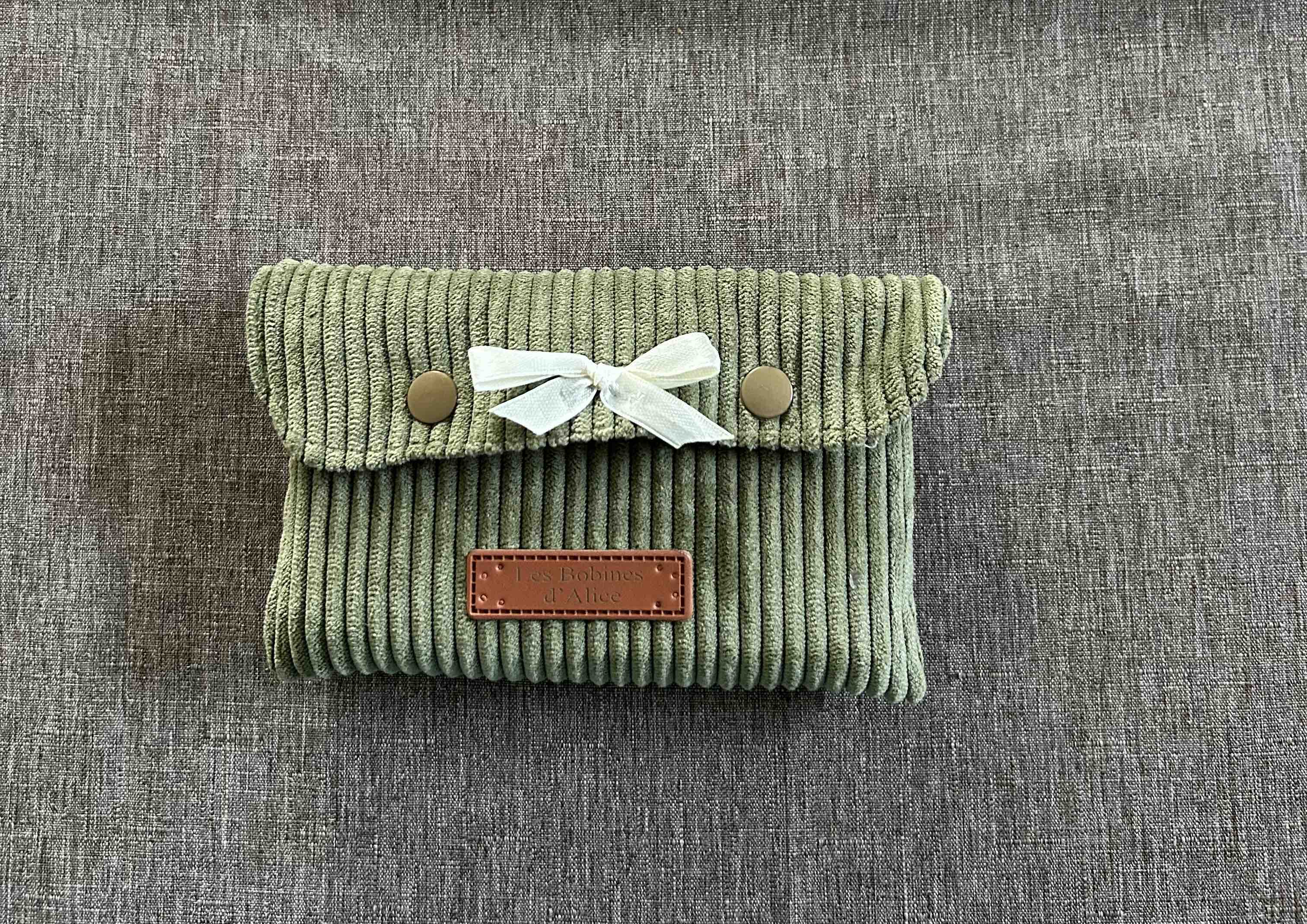 Pochette pilulier semainier en velours kaki
