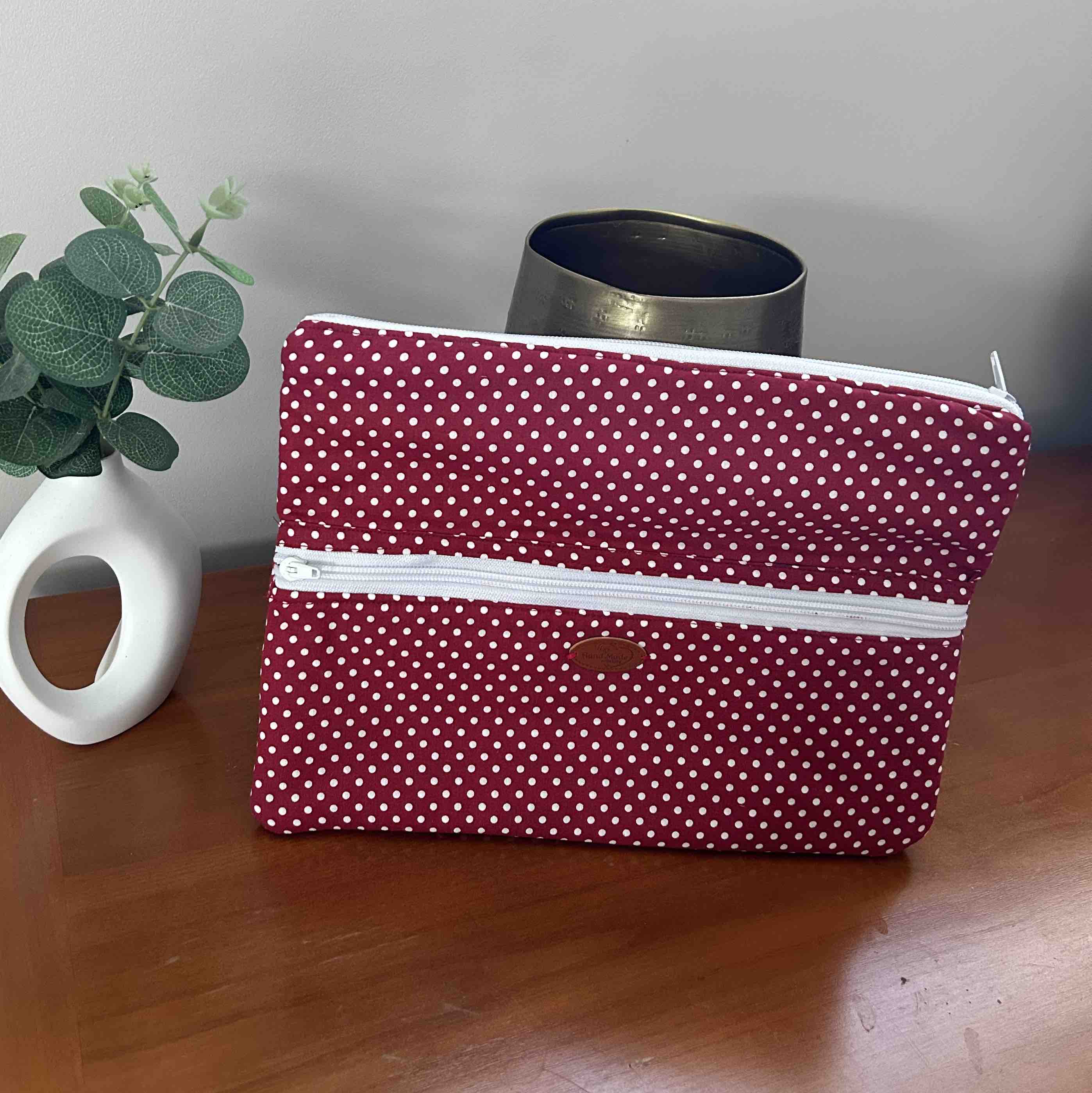 Pochette pour tablette rouge à pois blancs