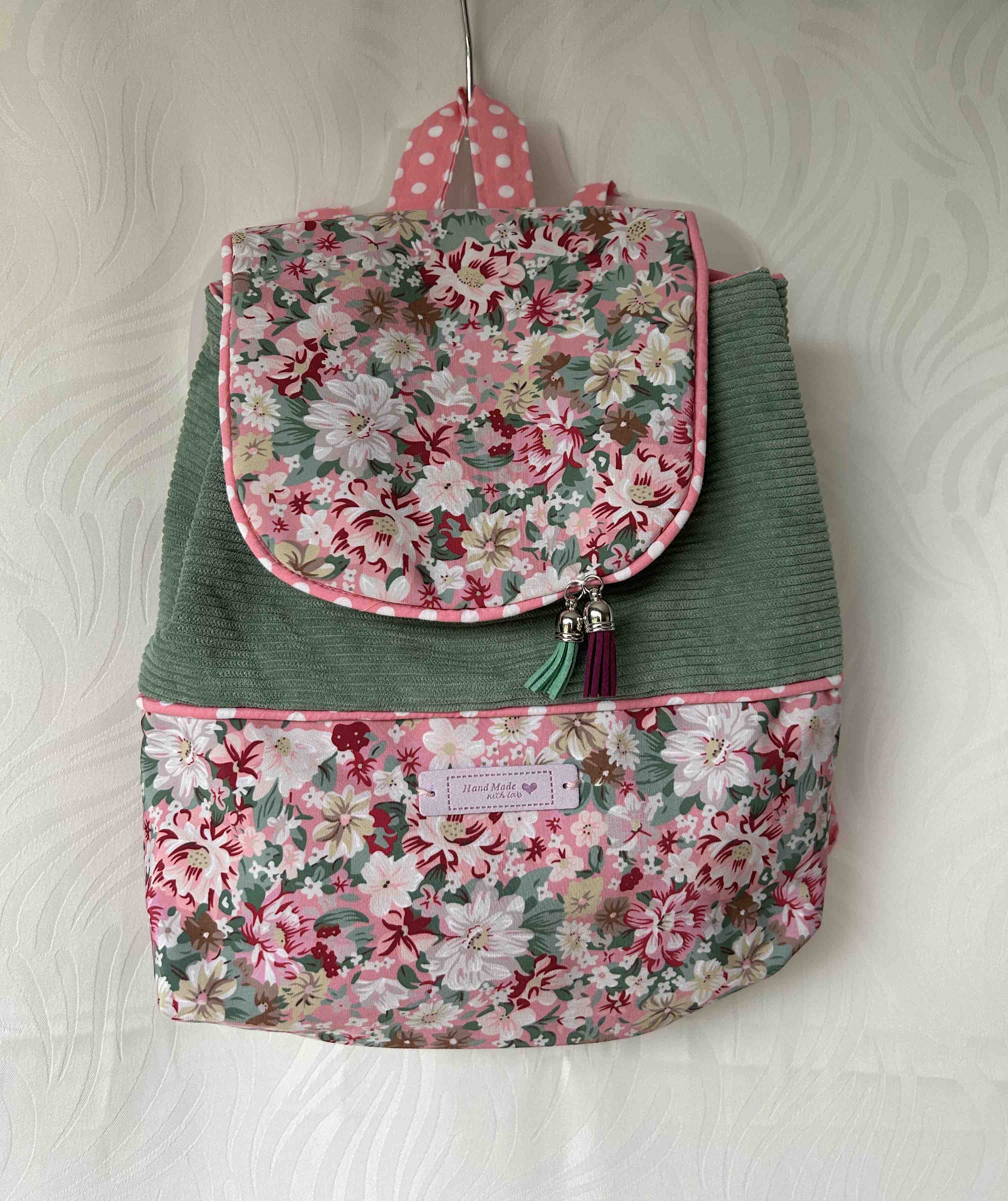Sac à dos fleurs roses et blanches, velours vert menthe