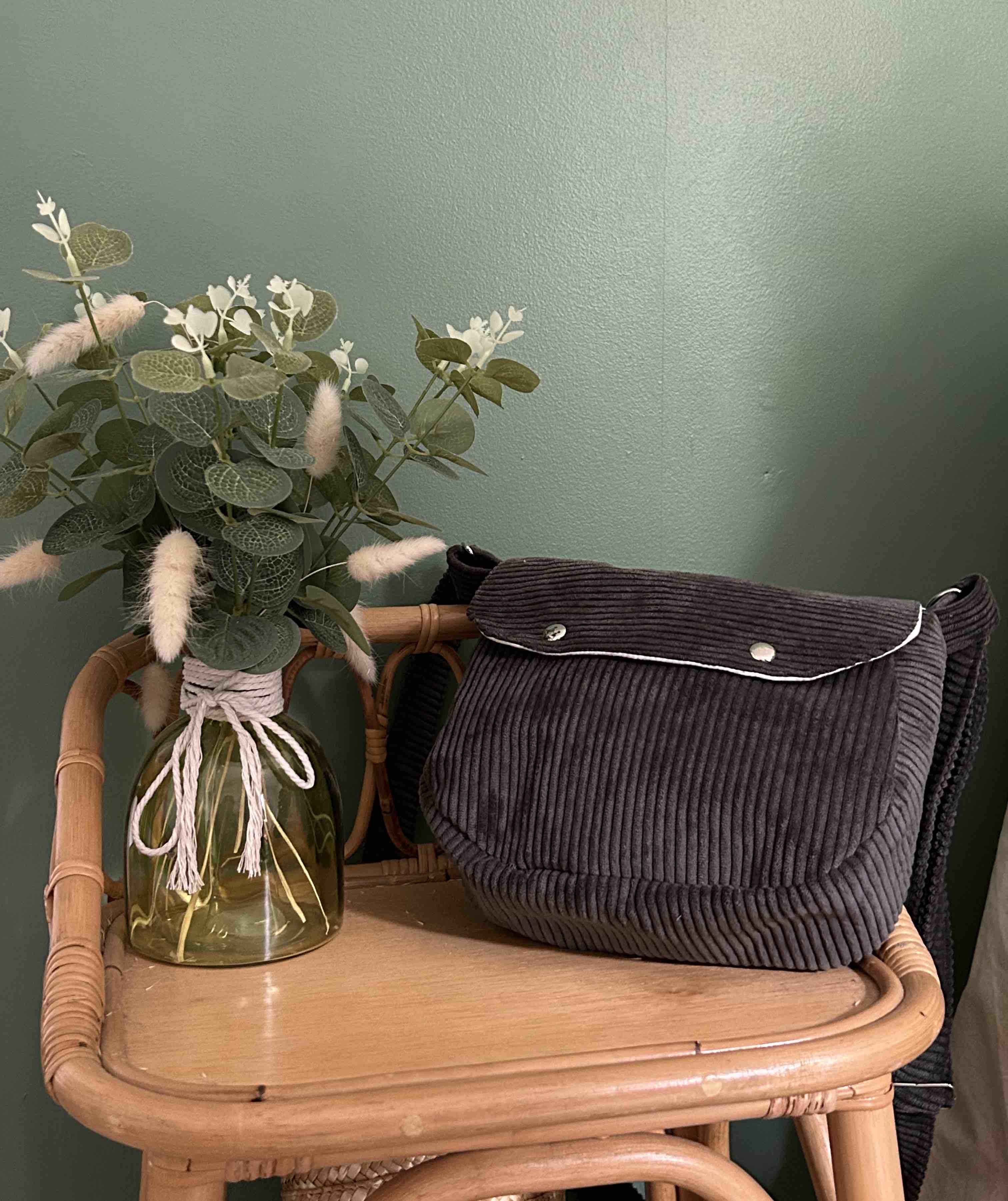 Sac bandoulière gris en velours côtelé