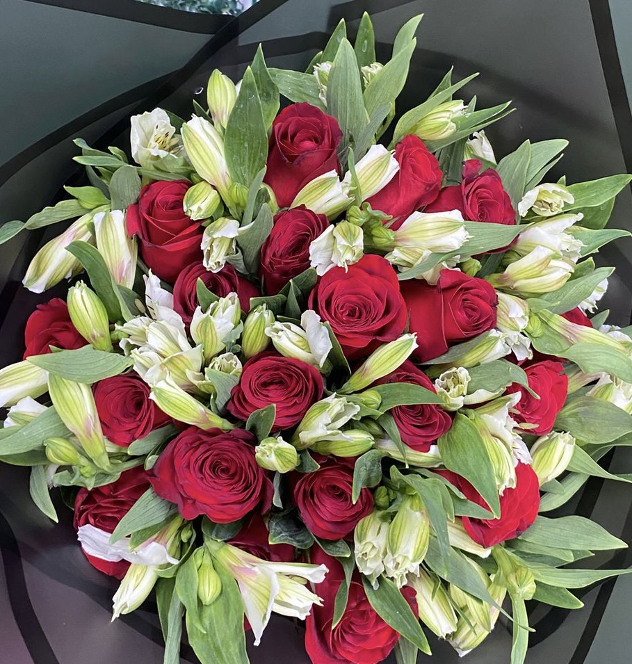 Bouquet De 24 Rosas Rojas Con Alstromerias