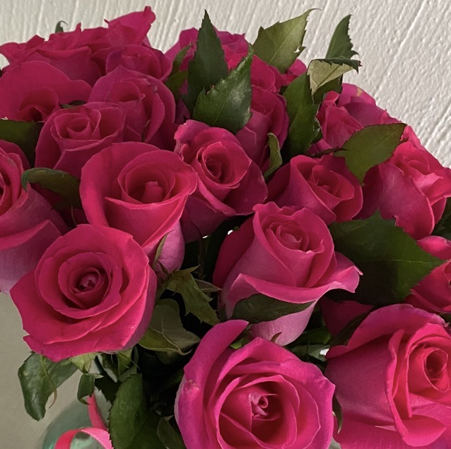 Arreglo De Rosas Fucsias En Jarrón De Cristal