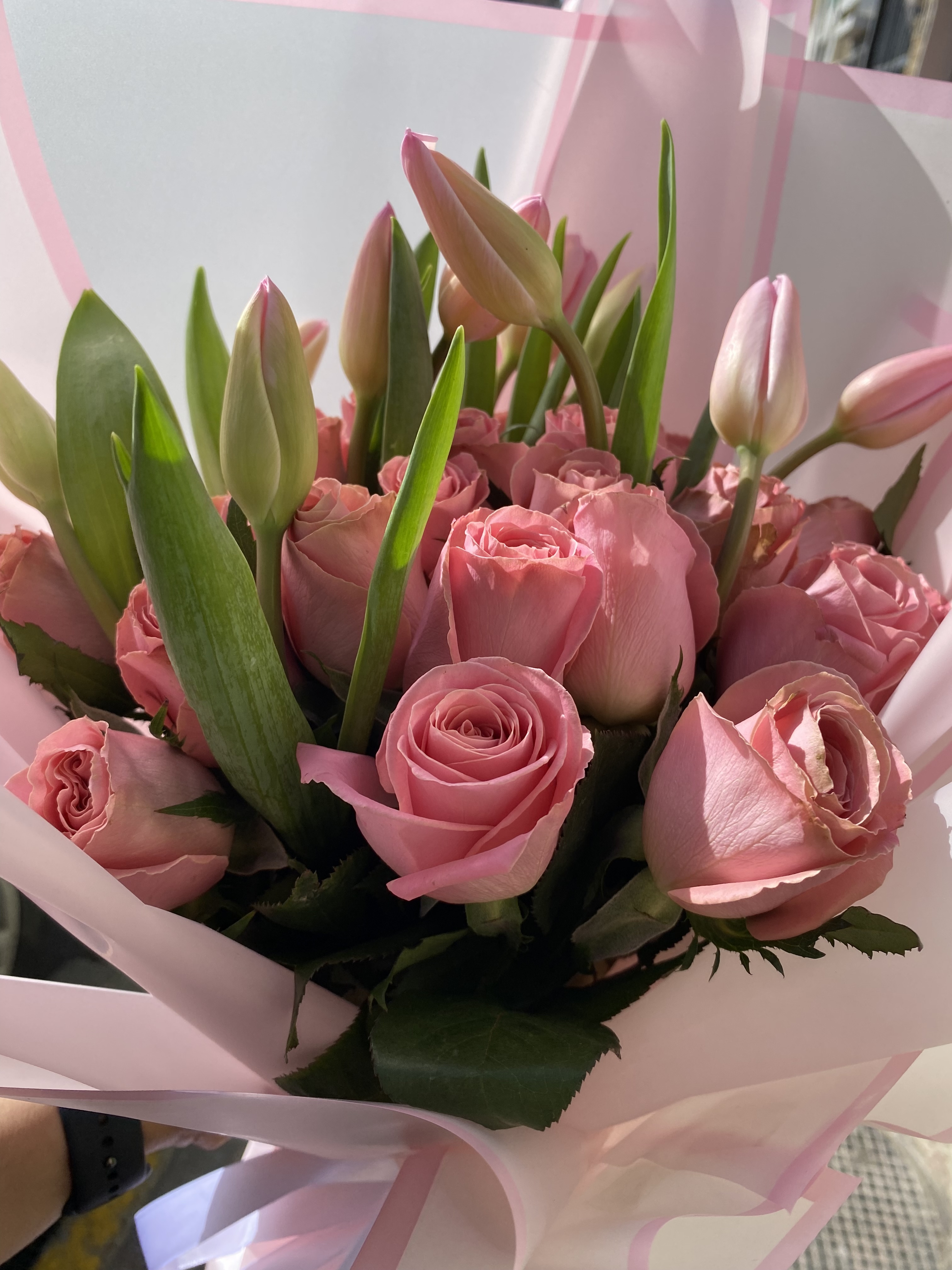 Elegante Ramo De Rosas Y Tulipanes