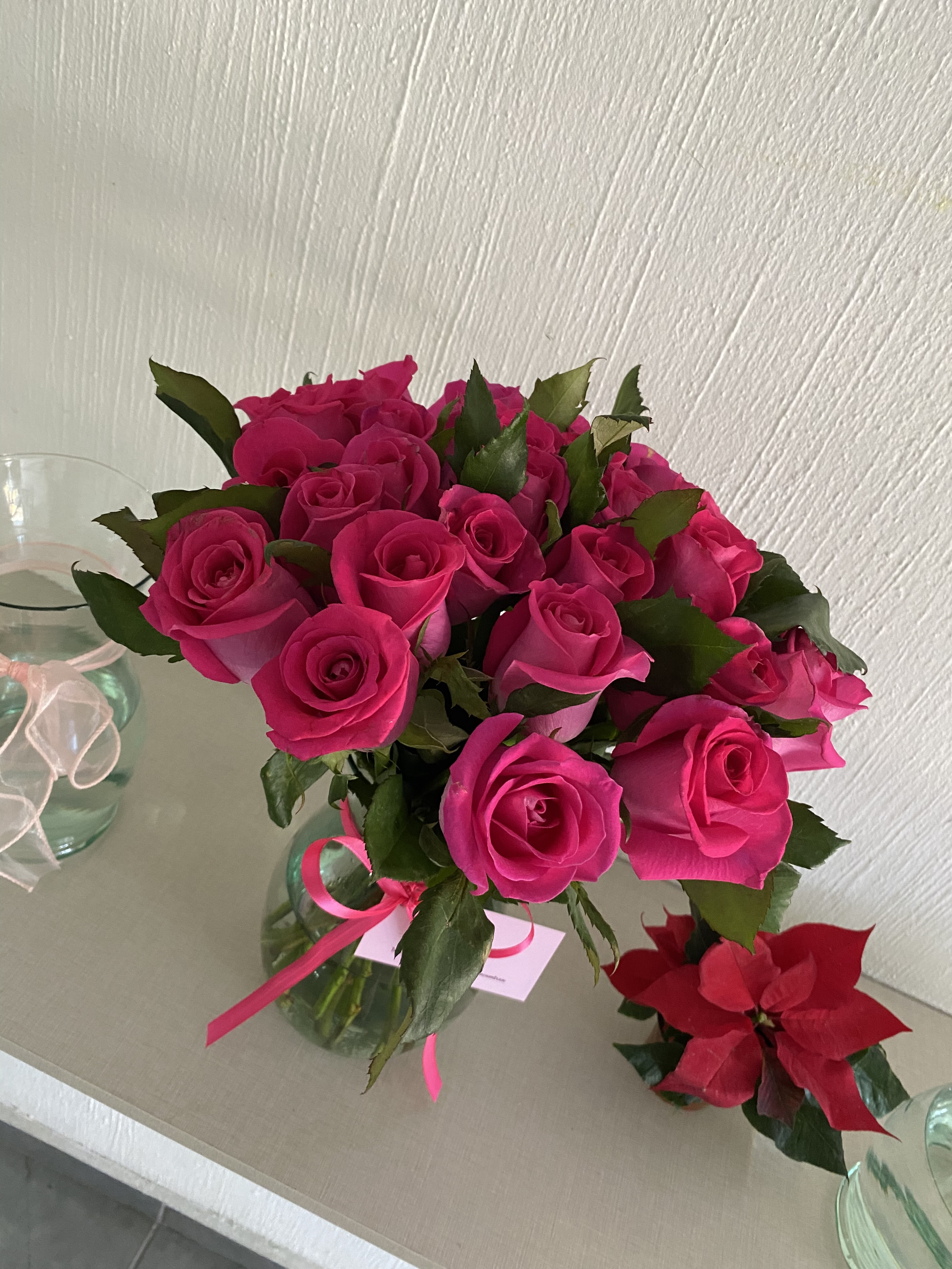 Arreglo De Rosas Fucsias En Jarrón De Cristal