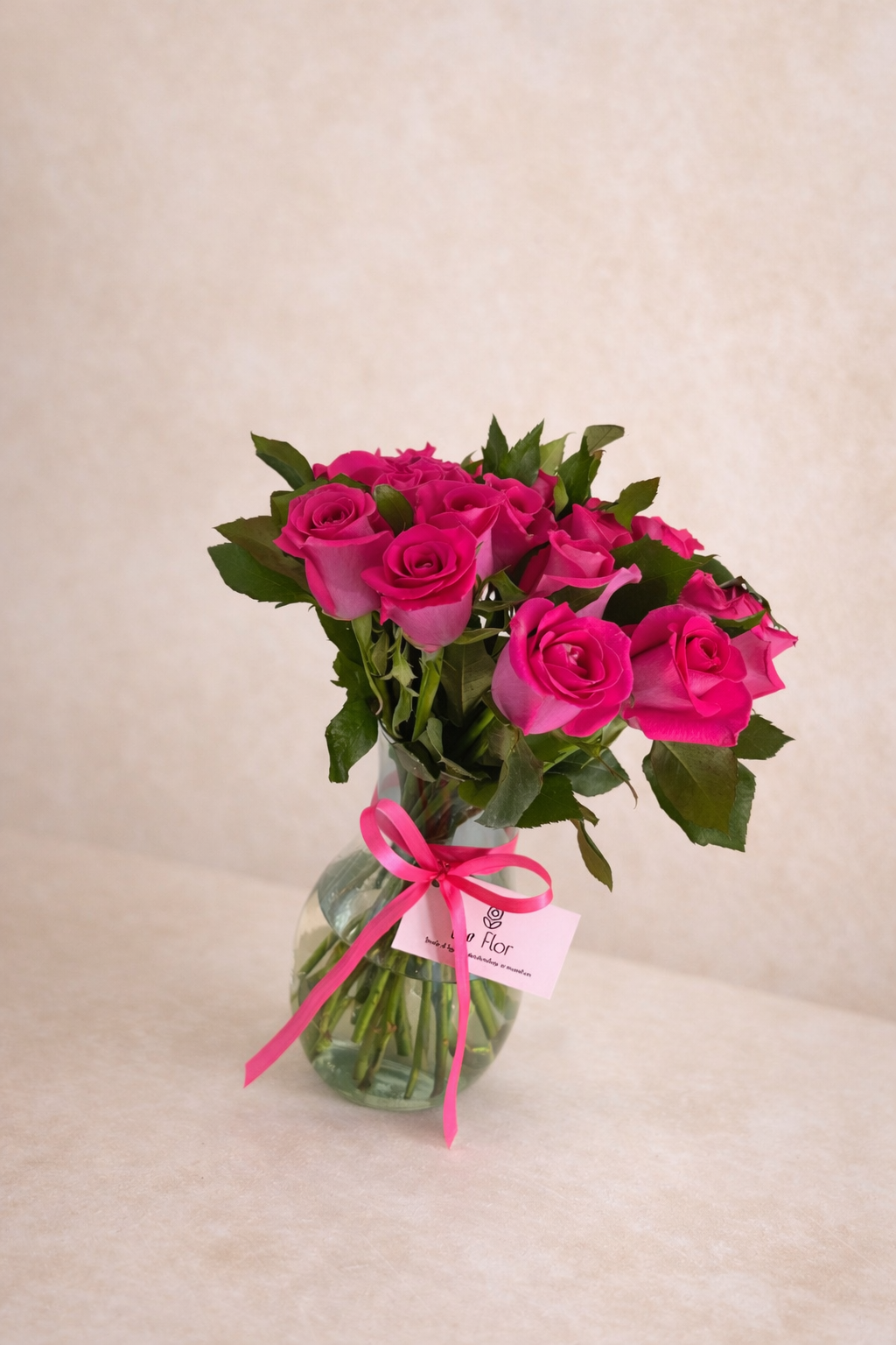 Arreglo De Rosas Fucsias En Jarrón De Cristal