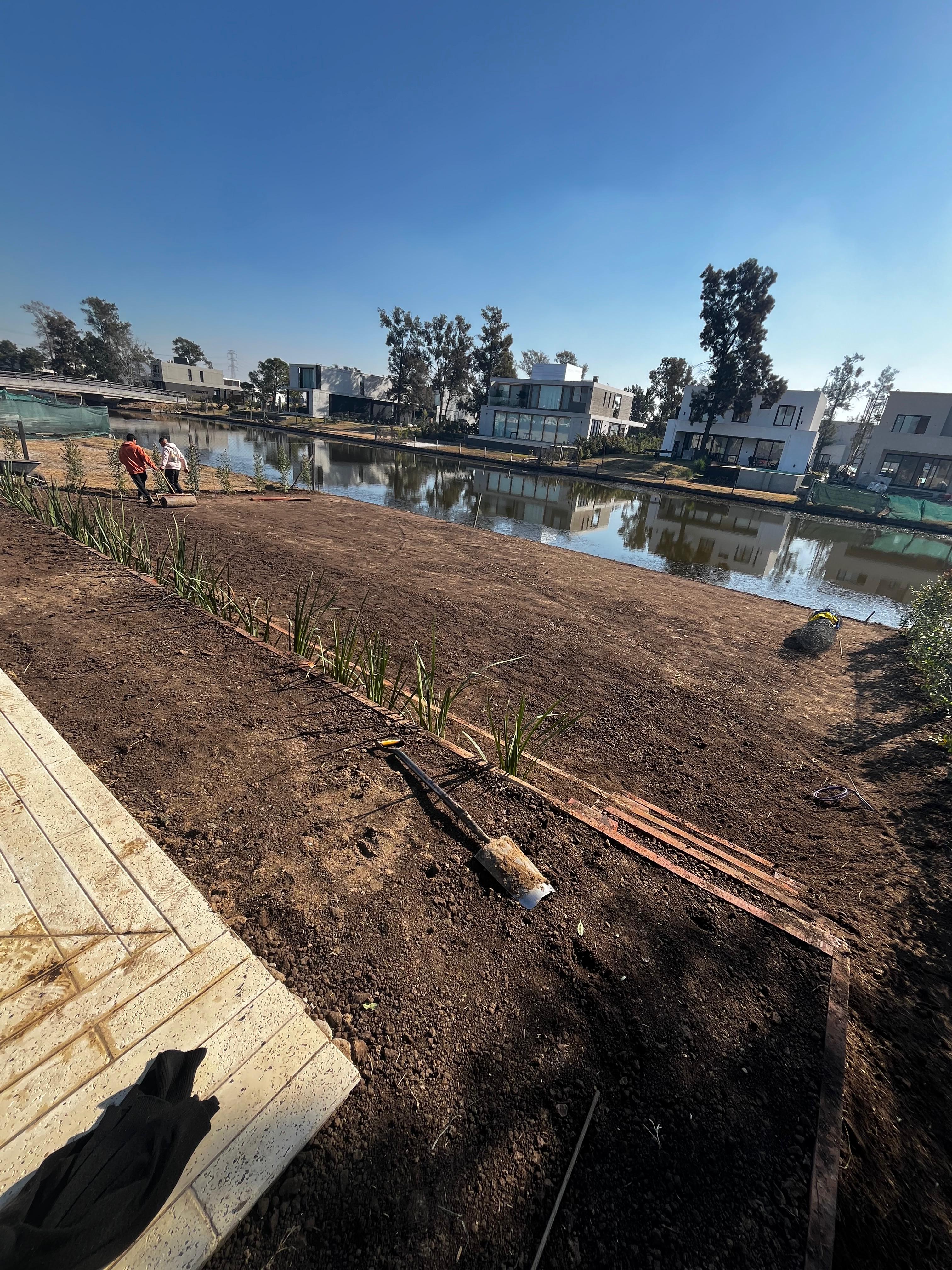 Servicio de Parquizacion ( Nivelación y Colocación en Césped)