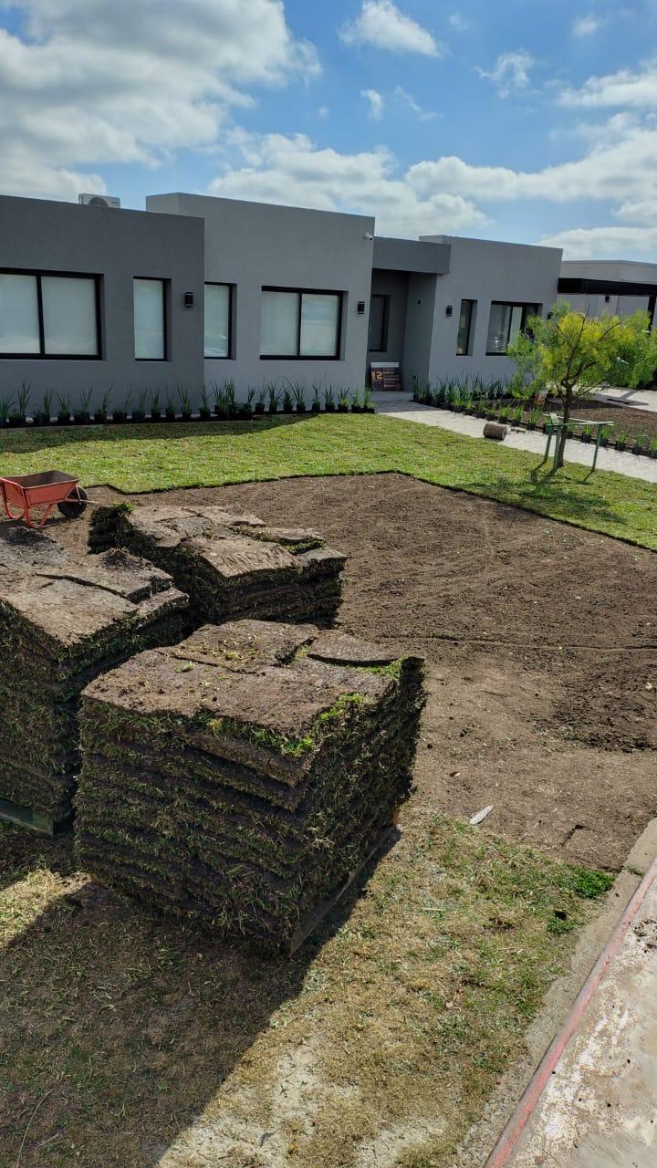 Servicio de Parquizacion ( Nivelación y Colocación en Césped)