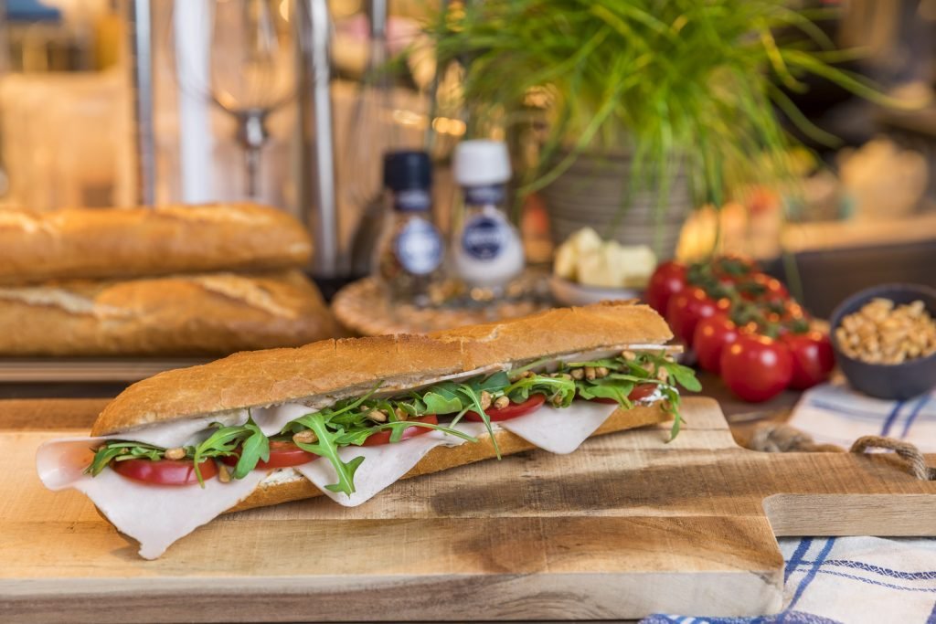 Belegd broodje kipfilet kruidenroomkaas