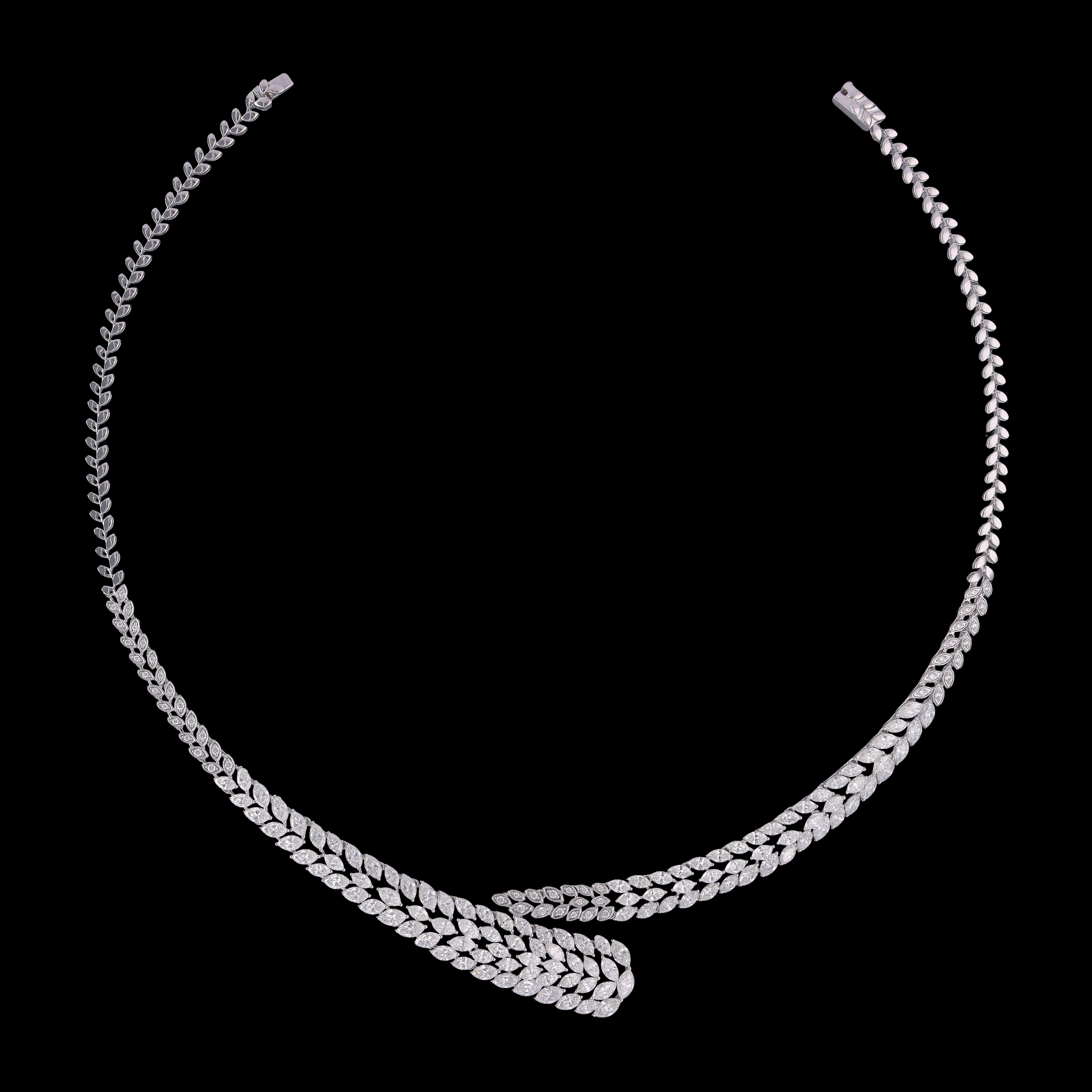 Elegant Leaf Motif Necklace