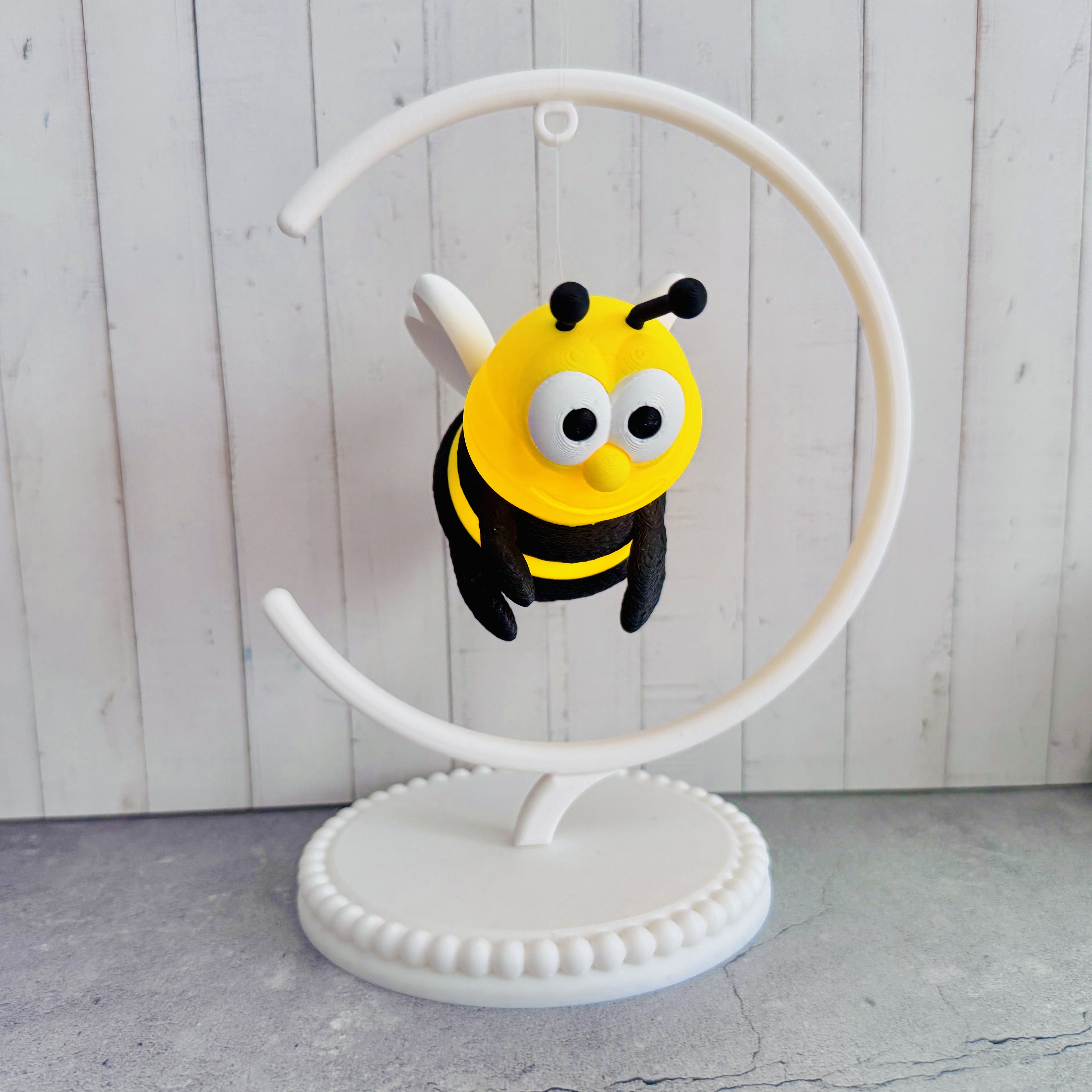 Mit der fröhlichen beleuchteten Biene “Sumsi“ in schwarz-gelb kommt sofort gute Laune in dein Zuhause!