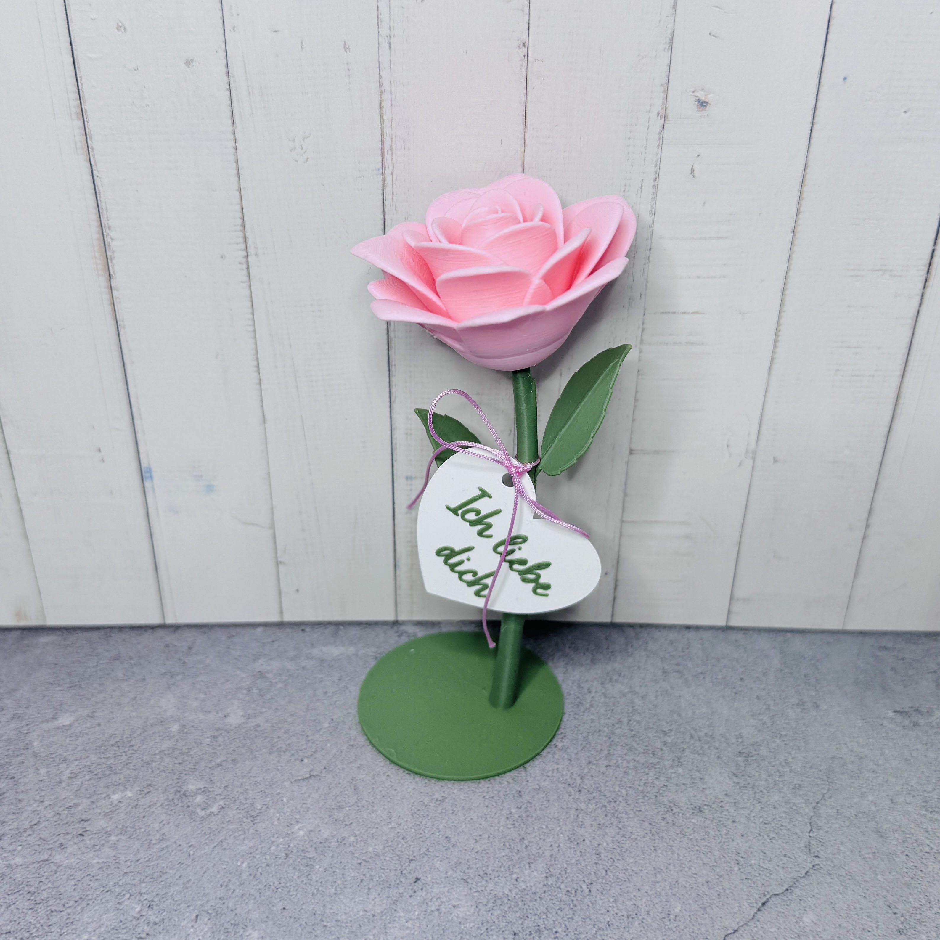 Eine kleine Rose mit verschiedenen kleinen Botschaften, die nie verwelkt