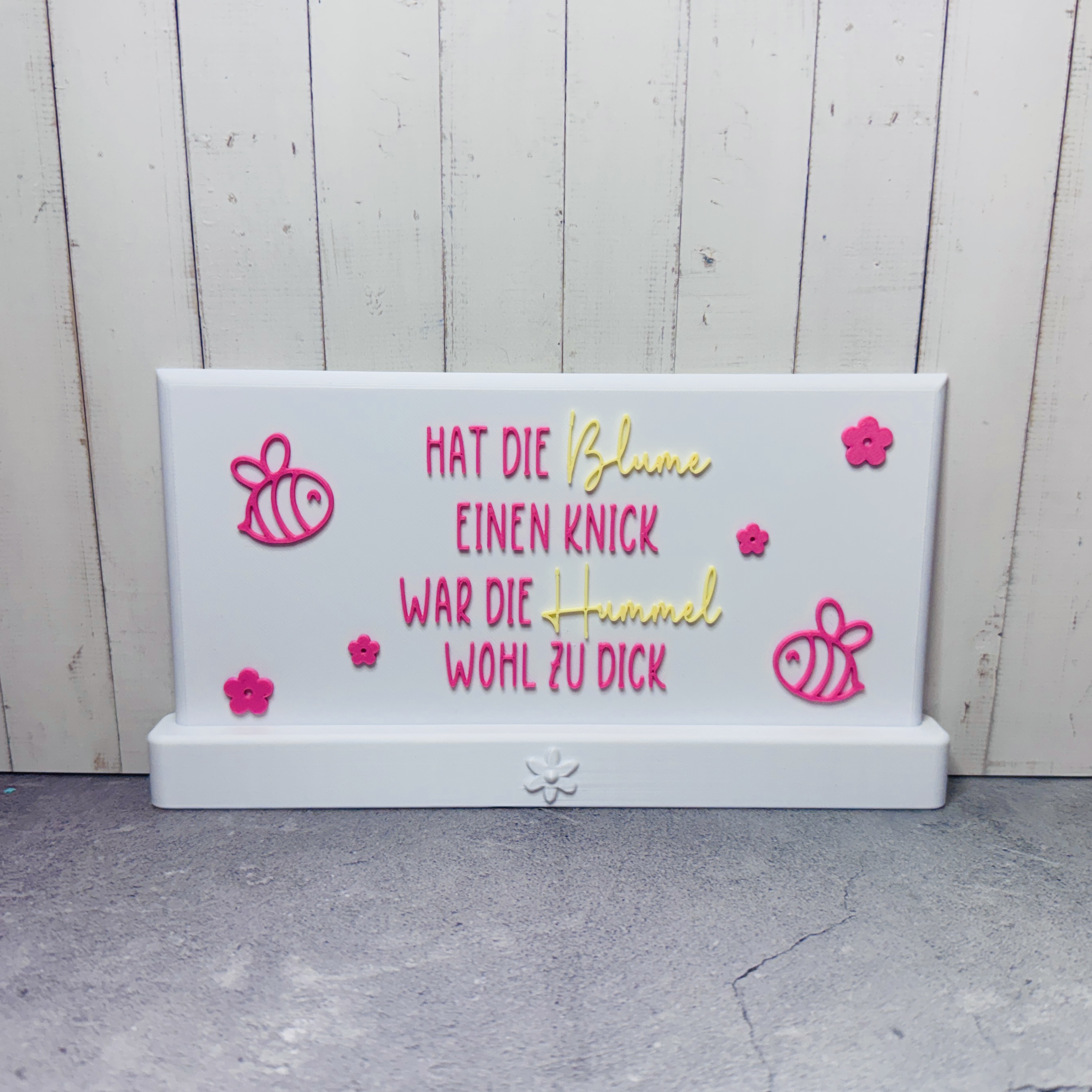 "Hat die Blume einen Knick, war die Hummel wohl zu dick" - dieses Schild zum aufhängen ist ein echter Blickfang für alle in weiß, gelb und rosa