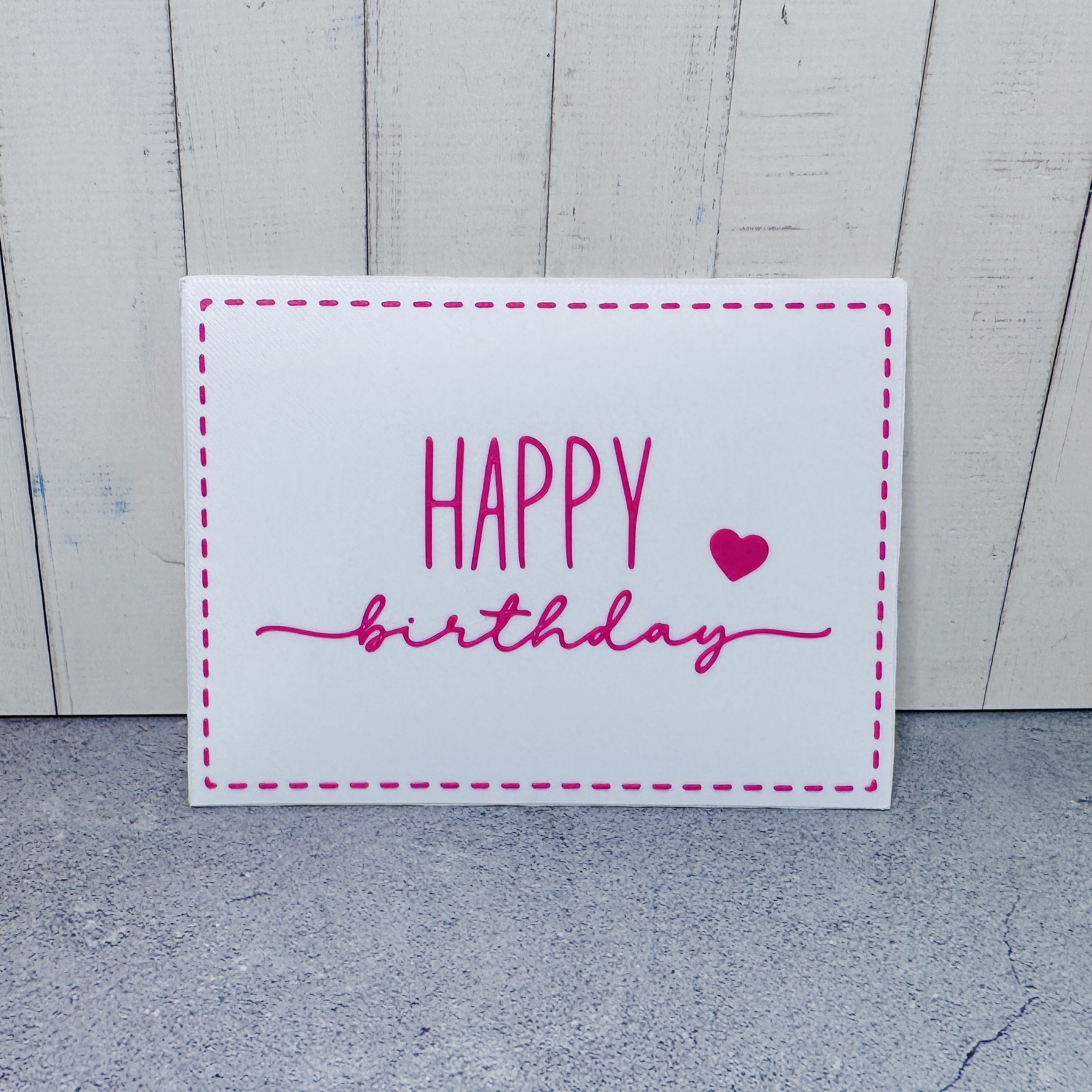 3D-gedruckter Briefumschlag mit dem Text "Happy birthday" als kleine Aufmerksamkeit oder als Geschenk in weiß- rosa mit Herzen