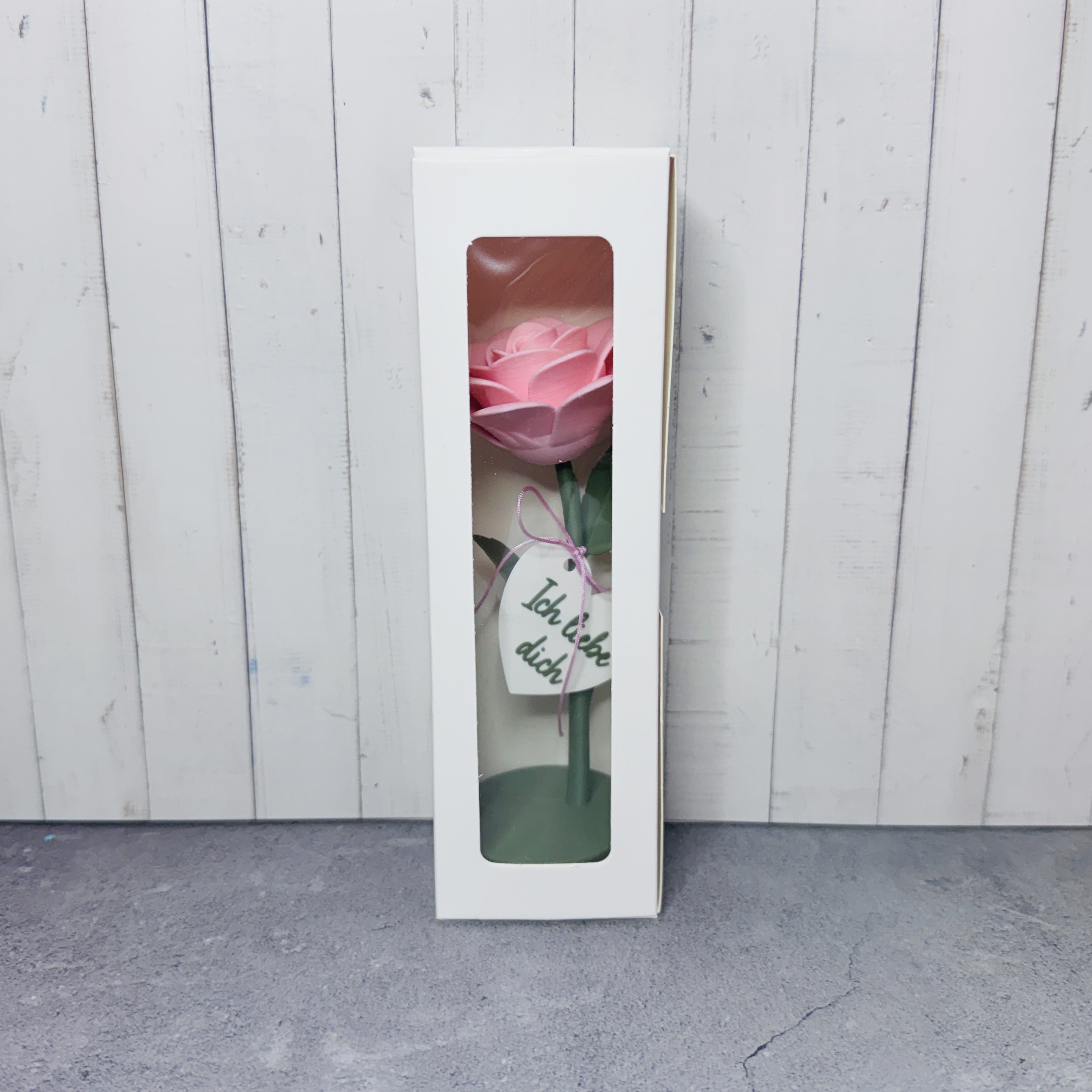 Eine kleine Rose mit verschiedenen kleinen Botschaften, die nie verwelkt