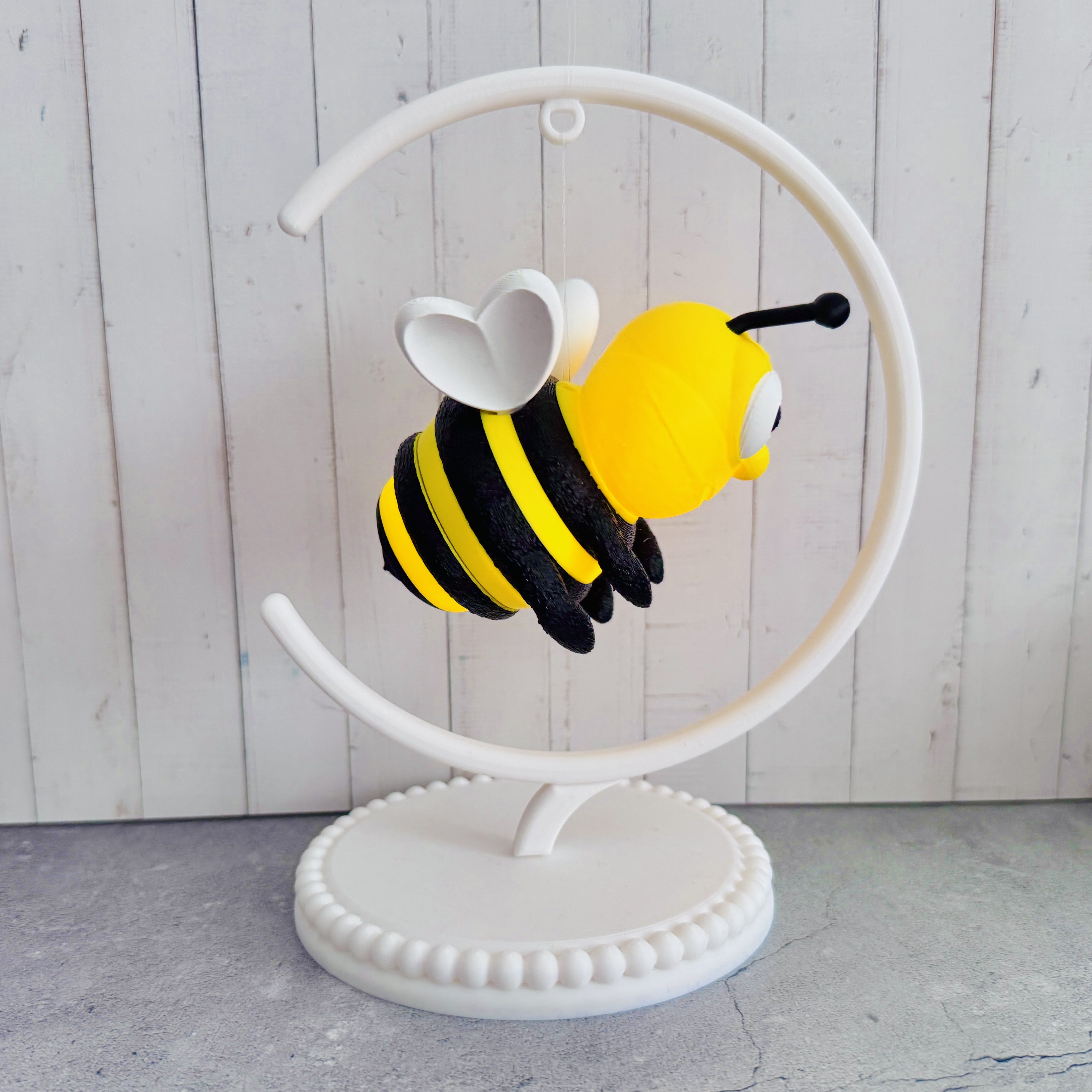 Mit der fröhlichen beleuchteten Biene “Sumsi“ in schwarz-gelb kommt sofort gute Laune in dein Zuhause!