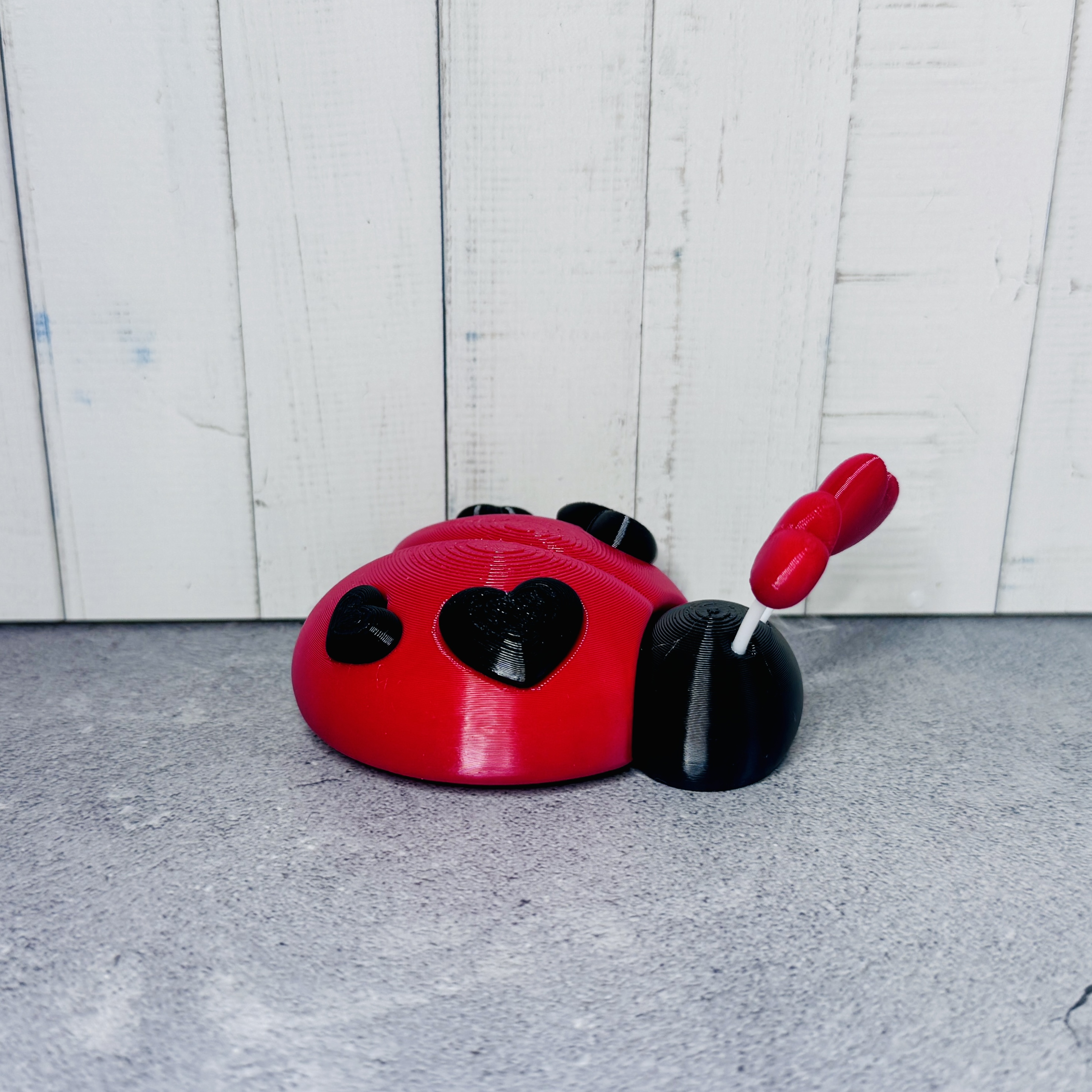 Der kleine “Heidi" – Marienkäfer Gartenstecker in rot-schwarz sucht ein schönes Zuhause oder einen Garten - Outdoor | Garten | Terrasse