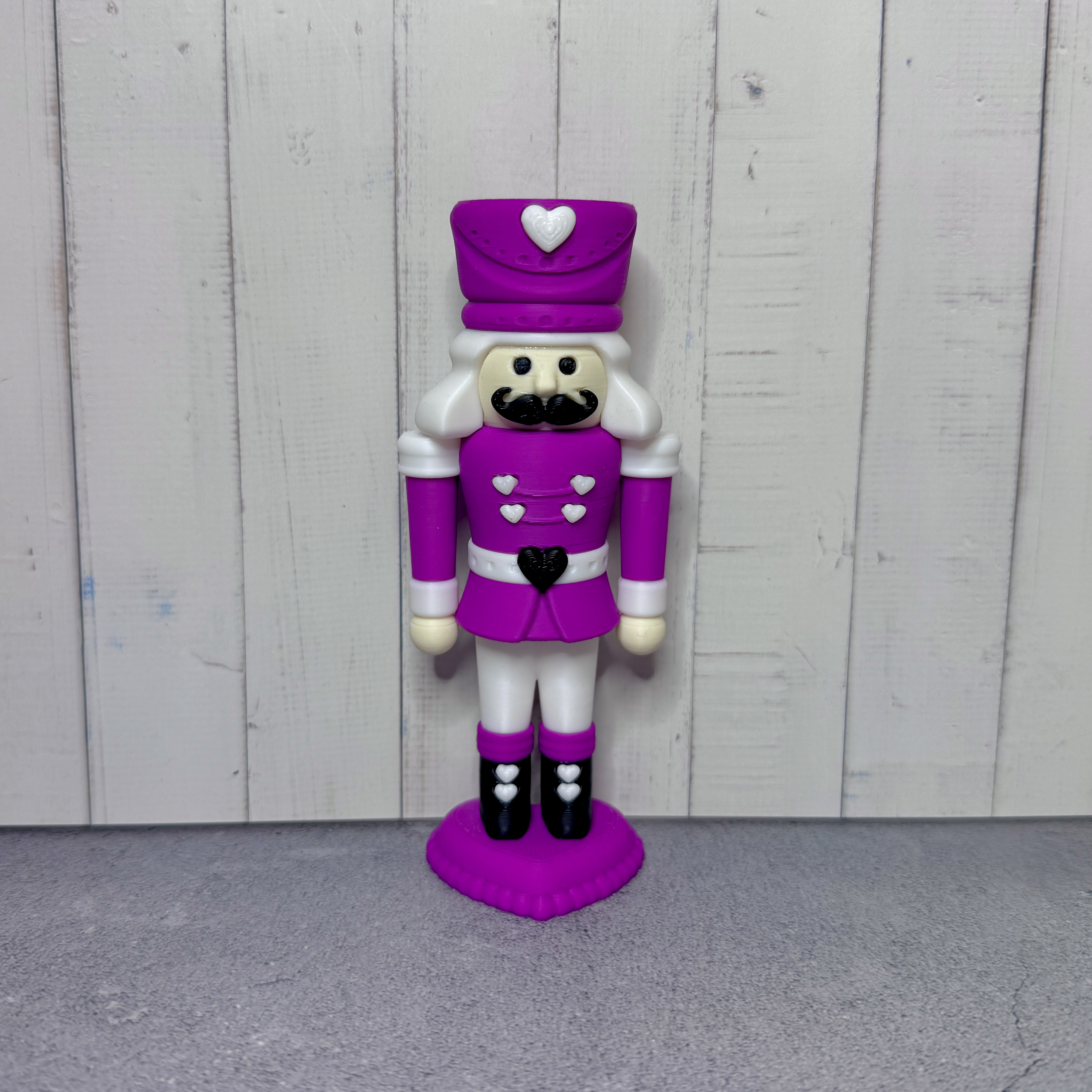 Der Herzknacker Figur als Deko für dich in purple-weiß-schwarz - in zwei Größen lieferbar