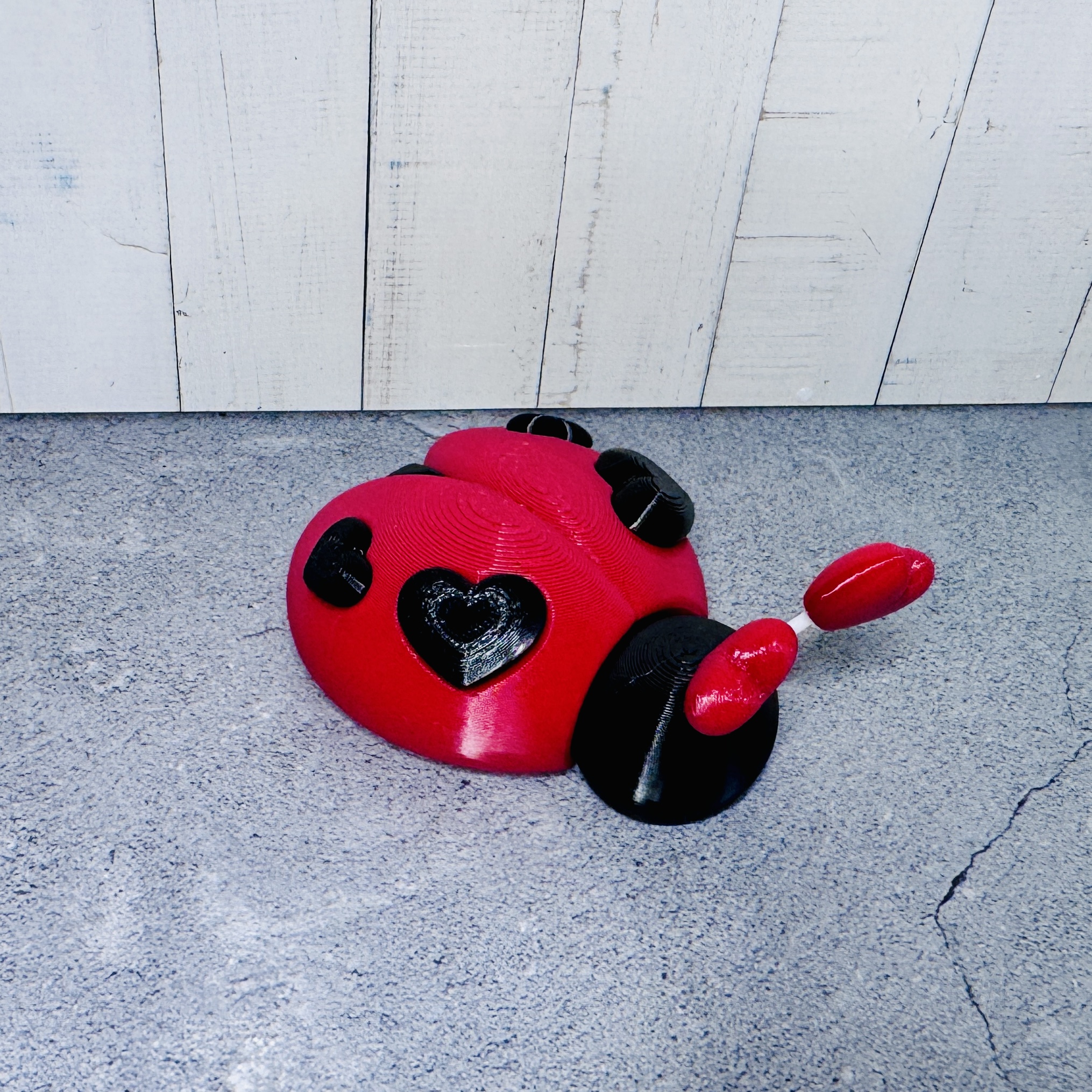 Der kleine “Heidi" – Marienkäfer Gartenstecker in rot-schwarz sucht ein schönes Zuhause oder einen Garten - Outdoor | Garten | Terrasse