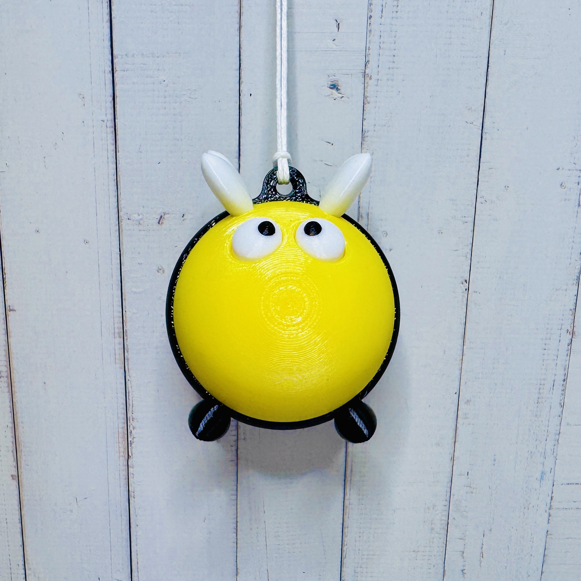 Der kleine „Horstie“ – die lustige Hummel in gelb-schwarz als Anhänger für Ihr liebevolles Zuhause - Outdoor | Garten | Terrasse