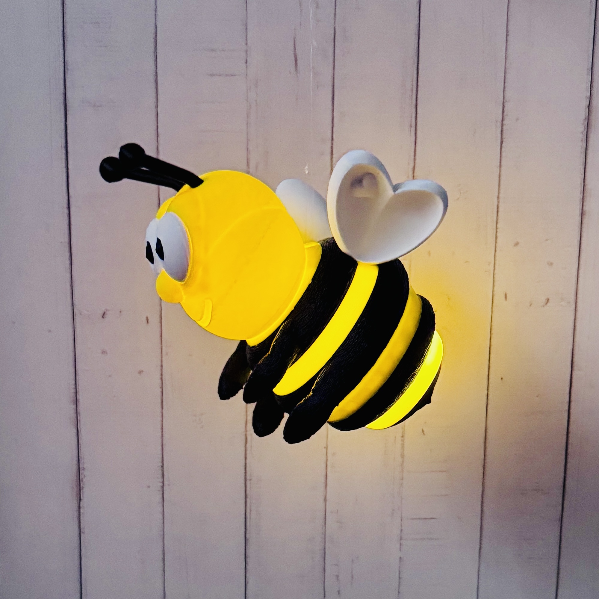 „Sumsi - die Glücksbiene“ – die lustige Biene in gelb-schwarz als Anhänger für Ihren Wohnbereich