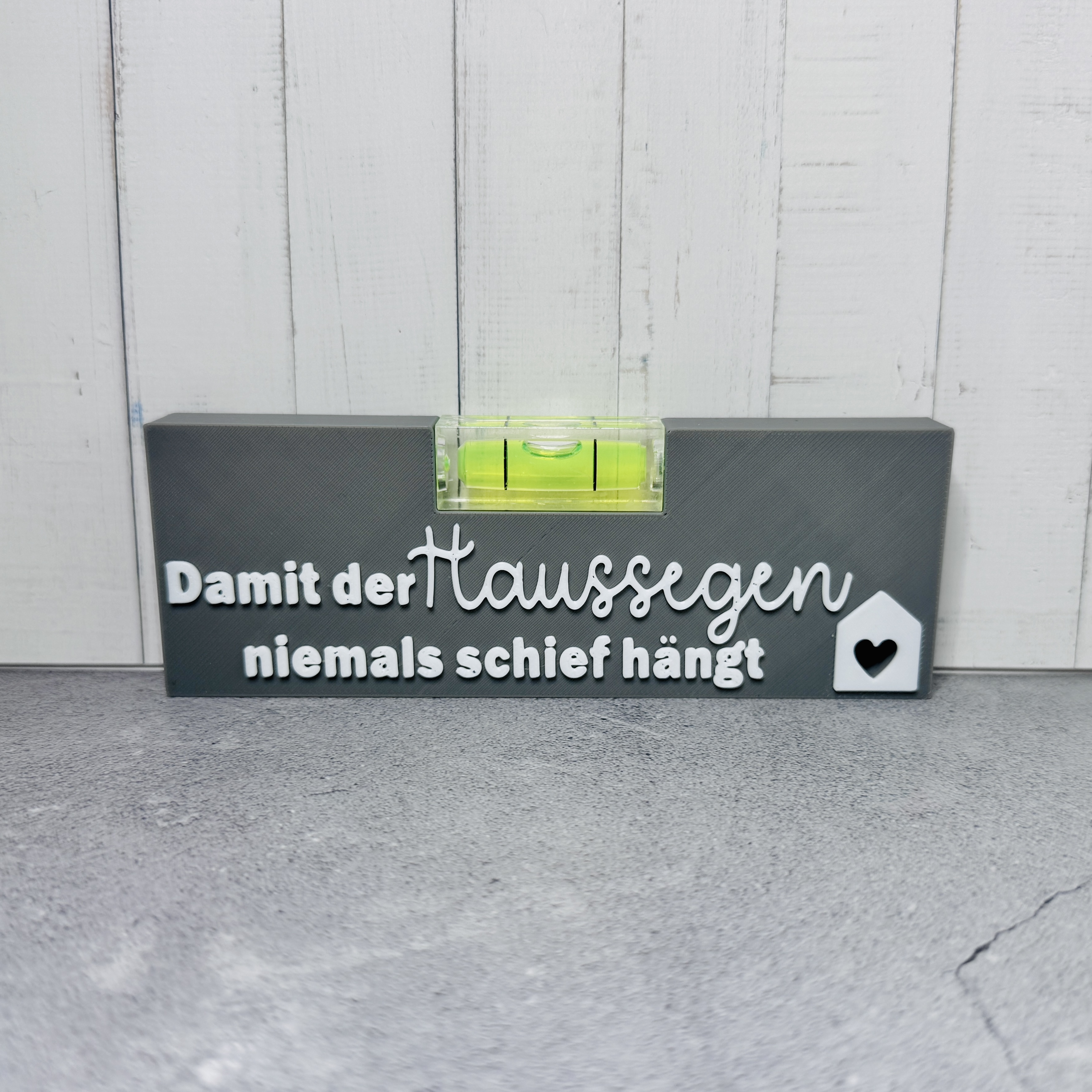 Ein kleines liebvolles Geschenk zum Vatertag in grau und weiß | Wasserwaage | Papa | Opa | Handwerker | Geschenk