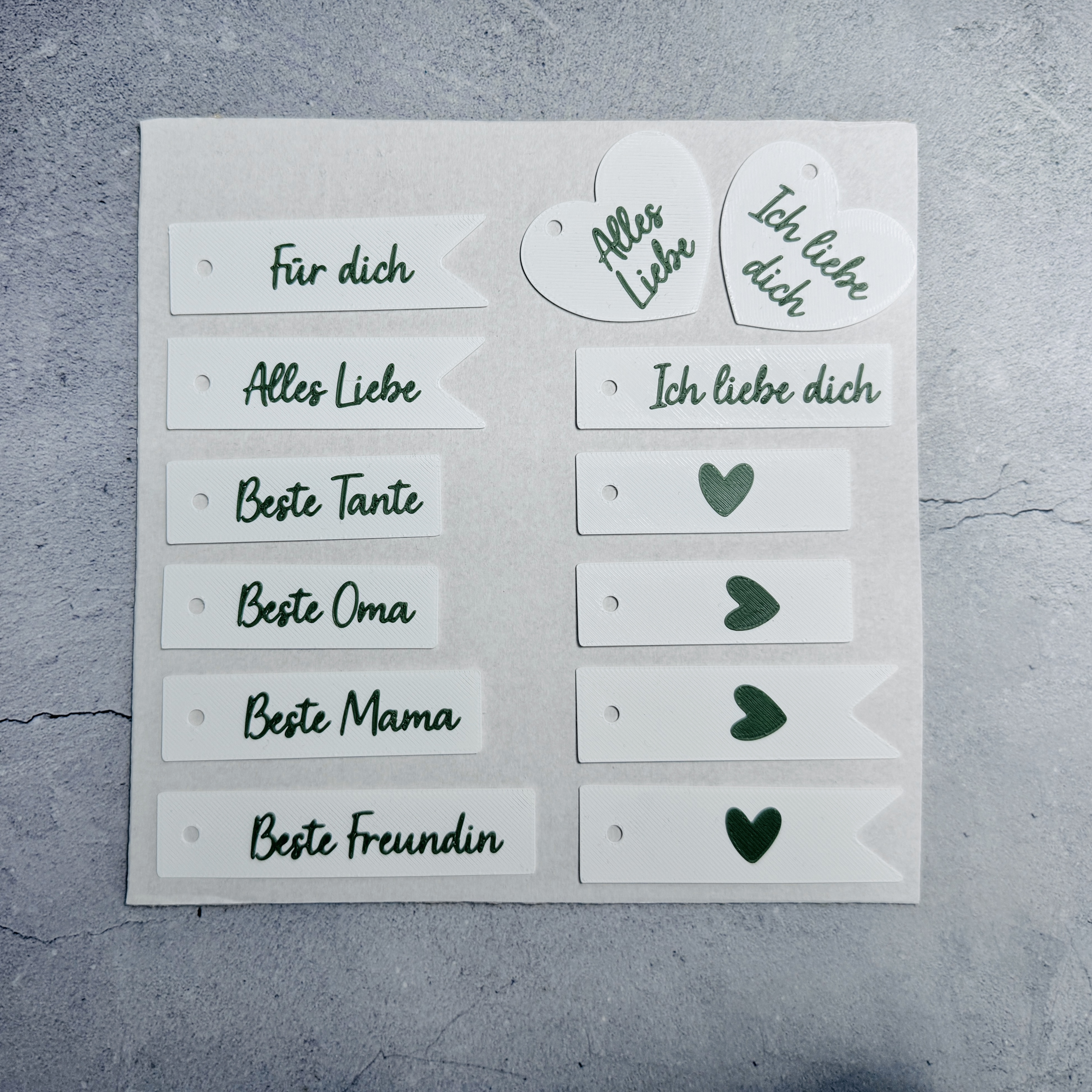 Eine Rose mit verschiedenen kleinen Botschaften, die nie verwelkt