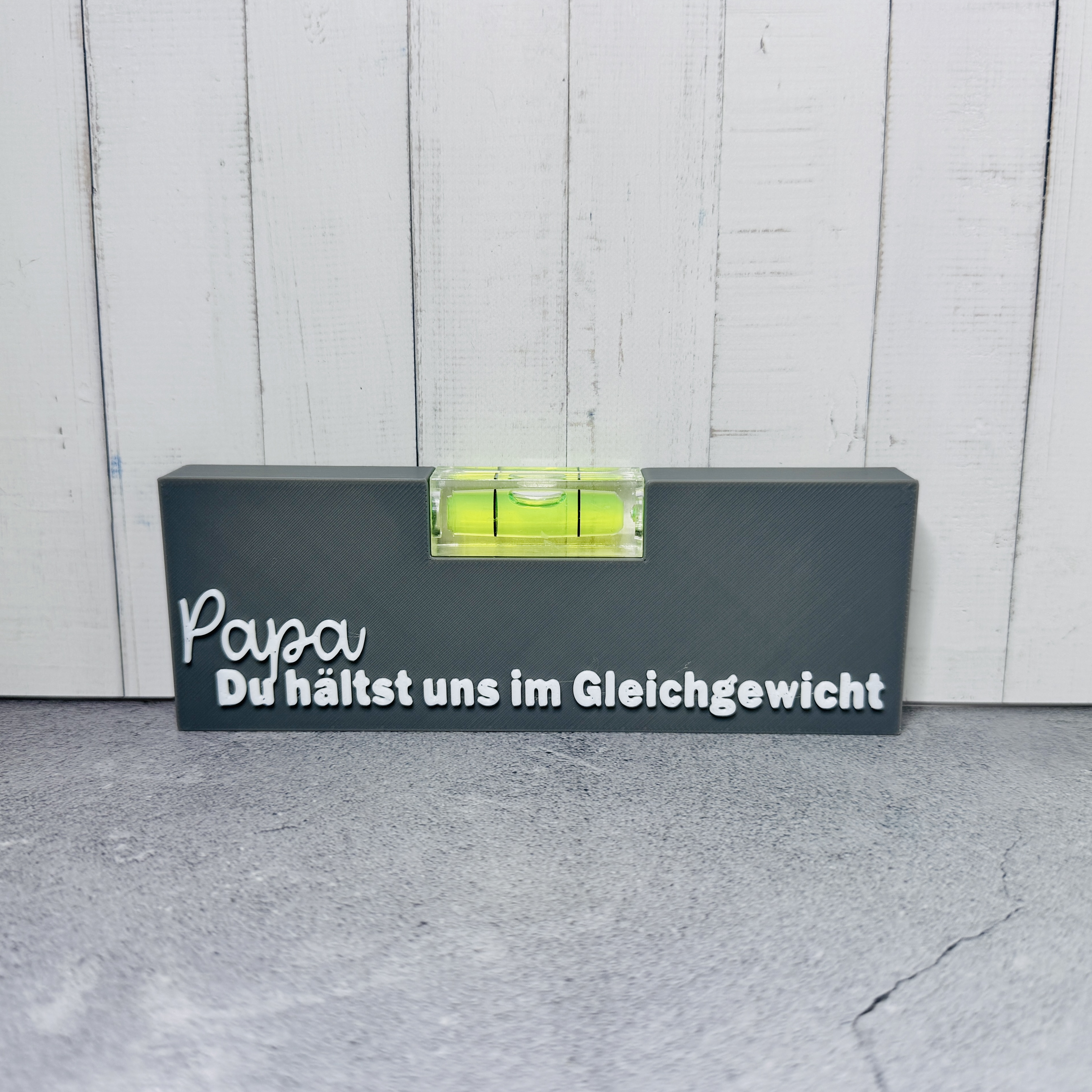Ein kleines liebvolles Geschenk zum Vatertag in grau und weiß | Wasserwaage | Papa | Handwerker | Geschenk