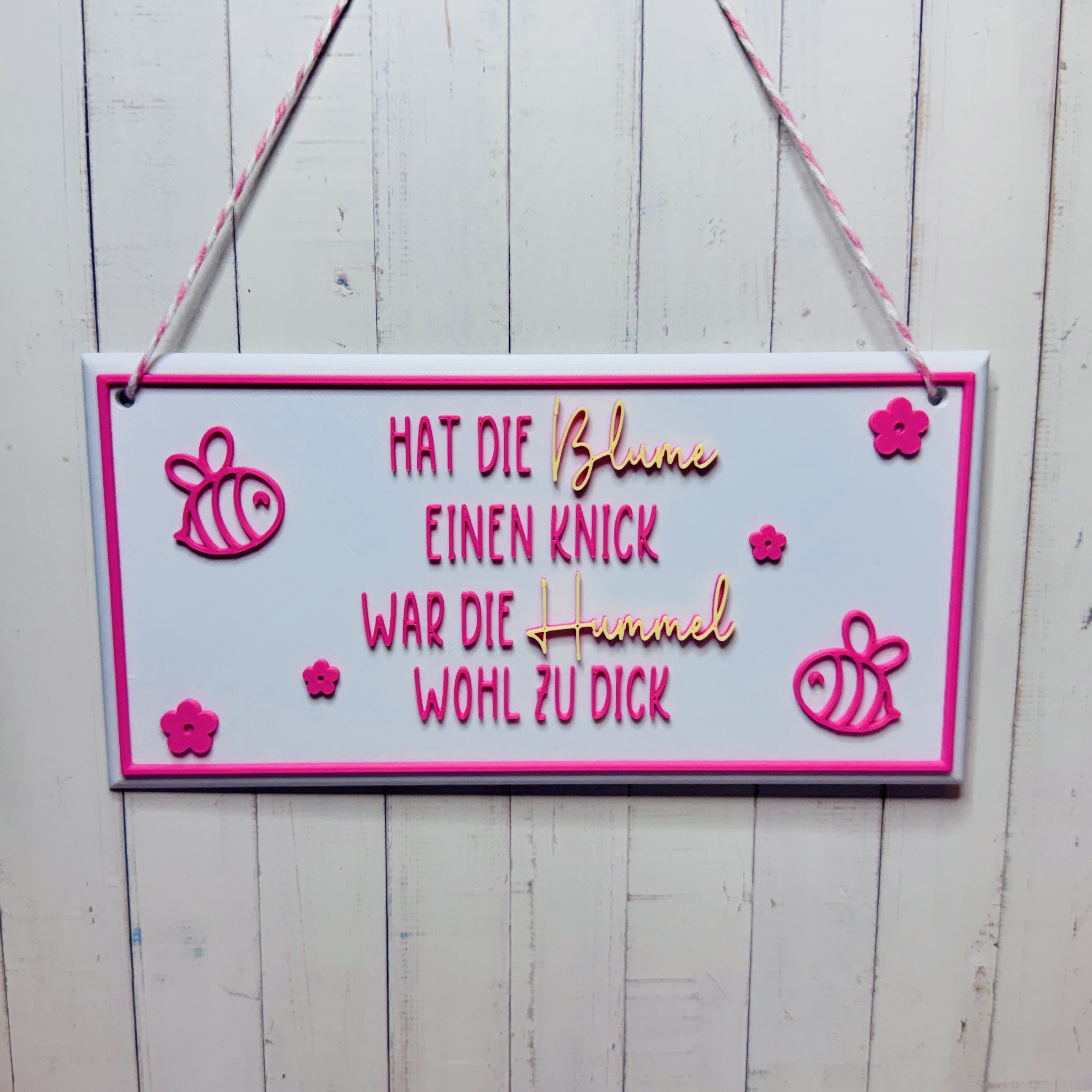 "Hat die Blume einen Knick, war die Hummel wohl zu dick" - dieses Schild zum aufhängen ist ein echter Blickfang für alle in weiß, gelb und rosa