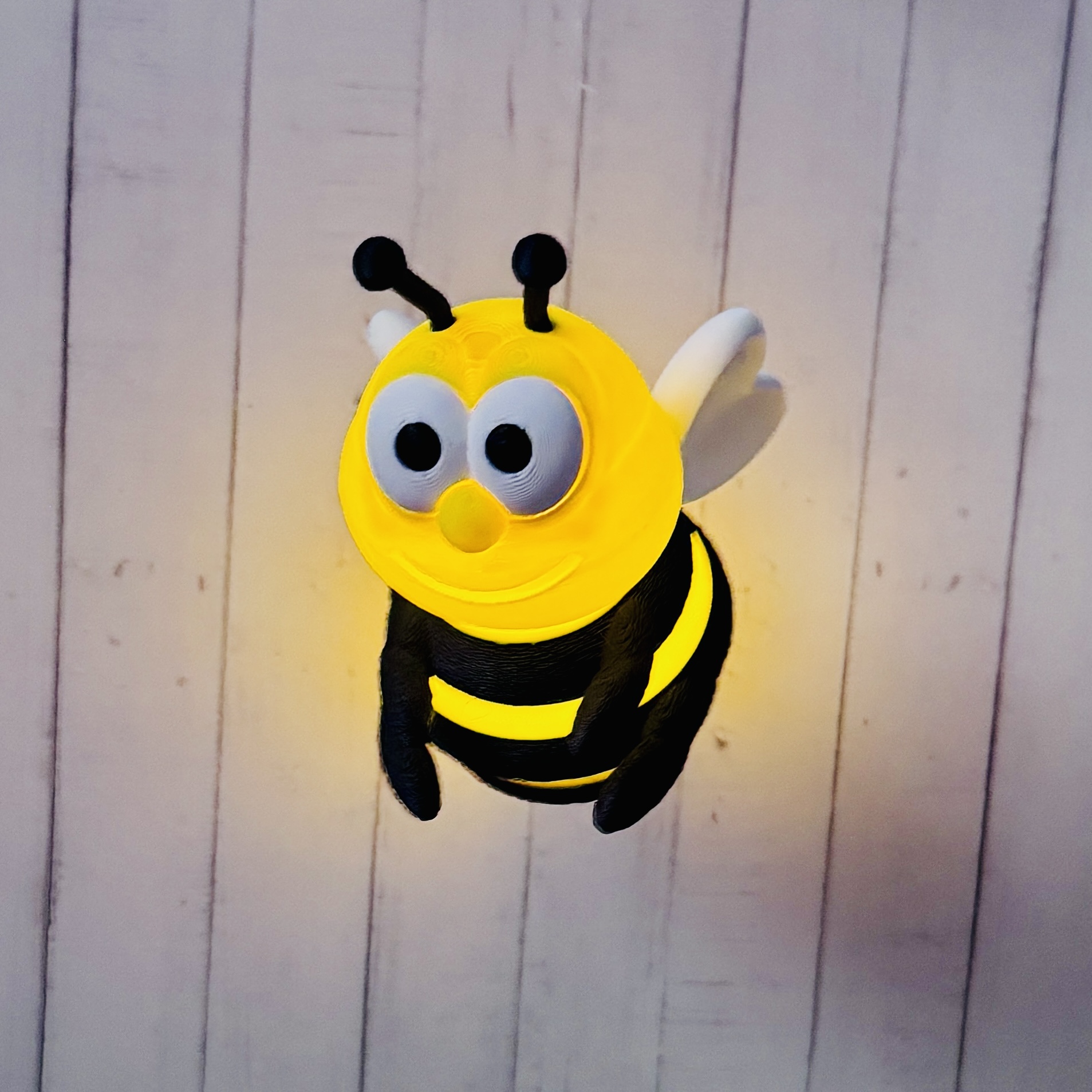 „Sumsi - die Glücksbiene“ – die lustige Biene in gelb-schwarz als Anhänger für Ihren Wohnbereich