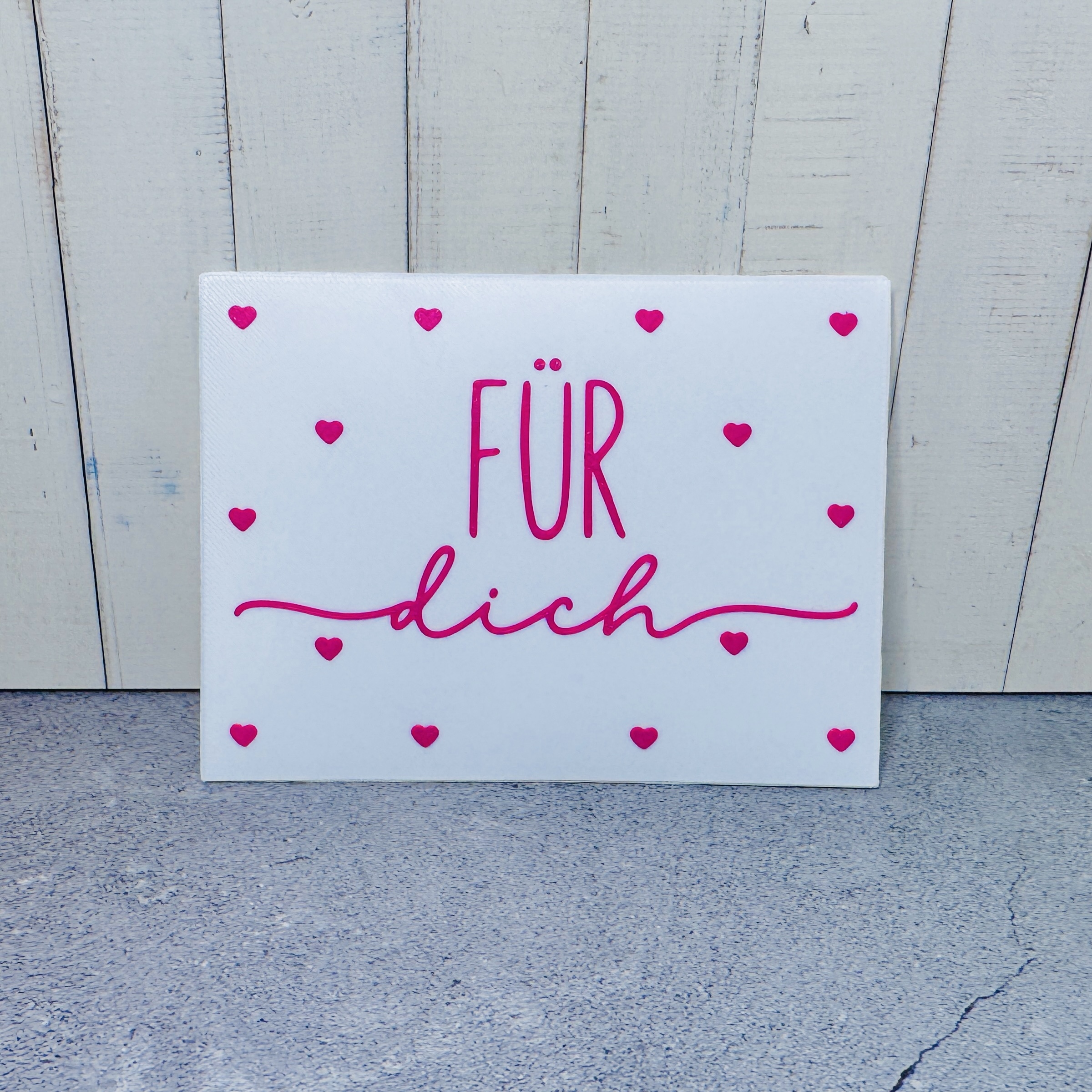 3D-gedruckter Briefumschlag mit dem Text "Wunscherfüller" als kleine Aufmerksamkeit oder als Geschenk in weiß- rosa mit Herzen