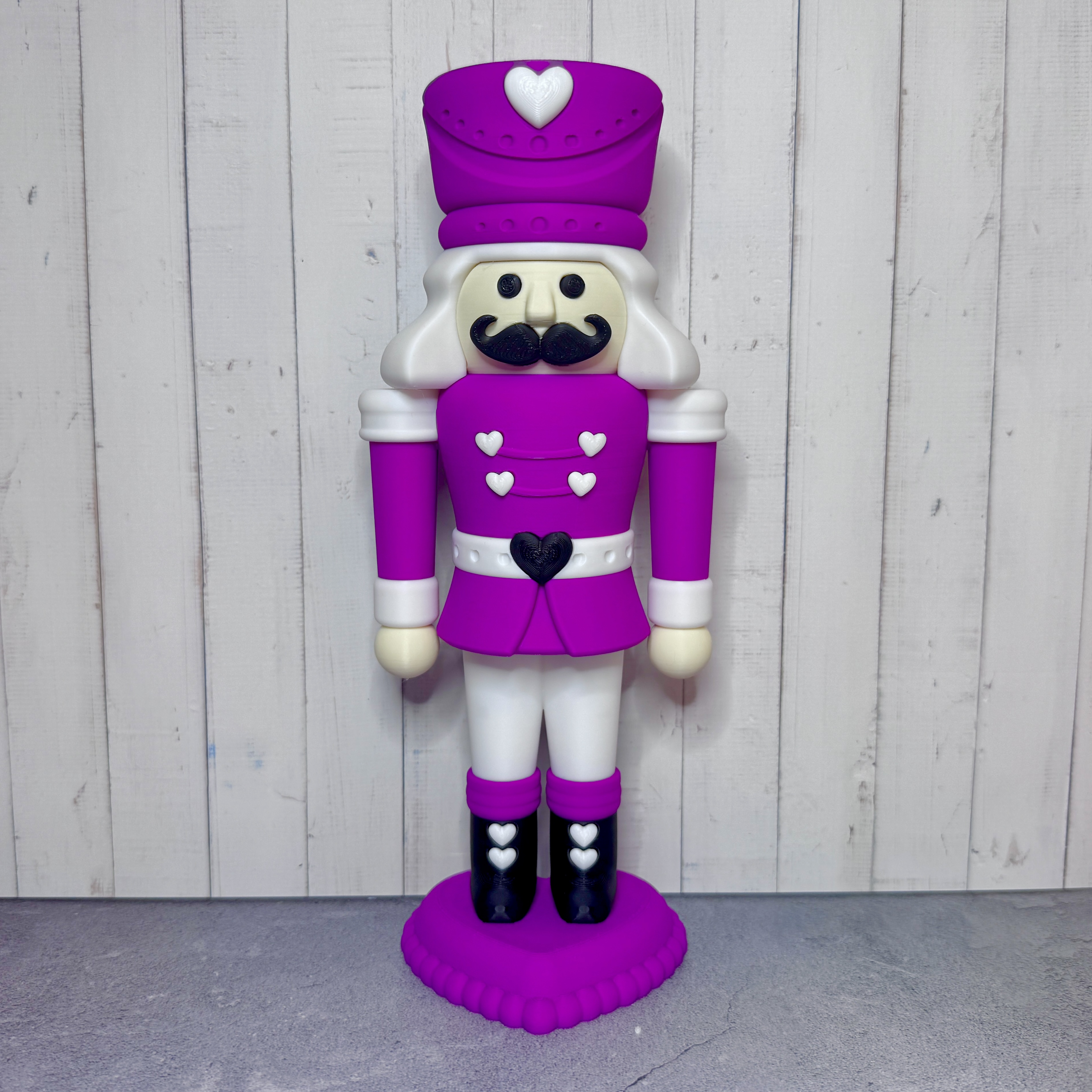 Der Herzknacker Figur als Deko für dich in purple-weiß-schwarz - in zwei Größen lieferbar