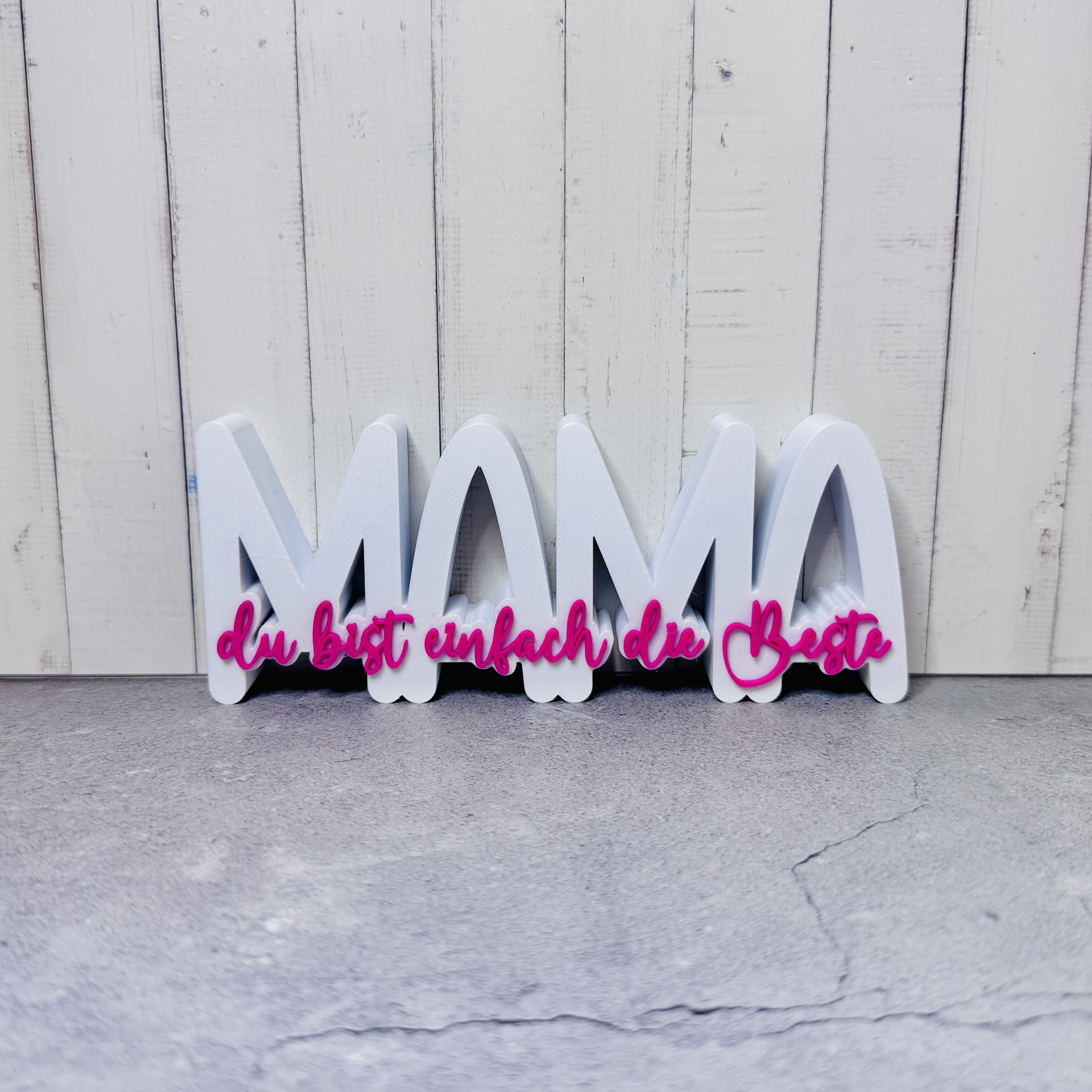 Schriftzug „Mama du bist einfach die Beste“ – herzliche Geste zum Muttertag  in weiß