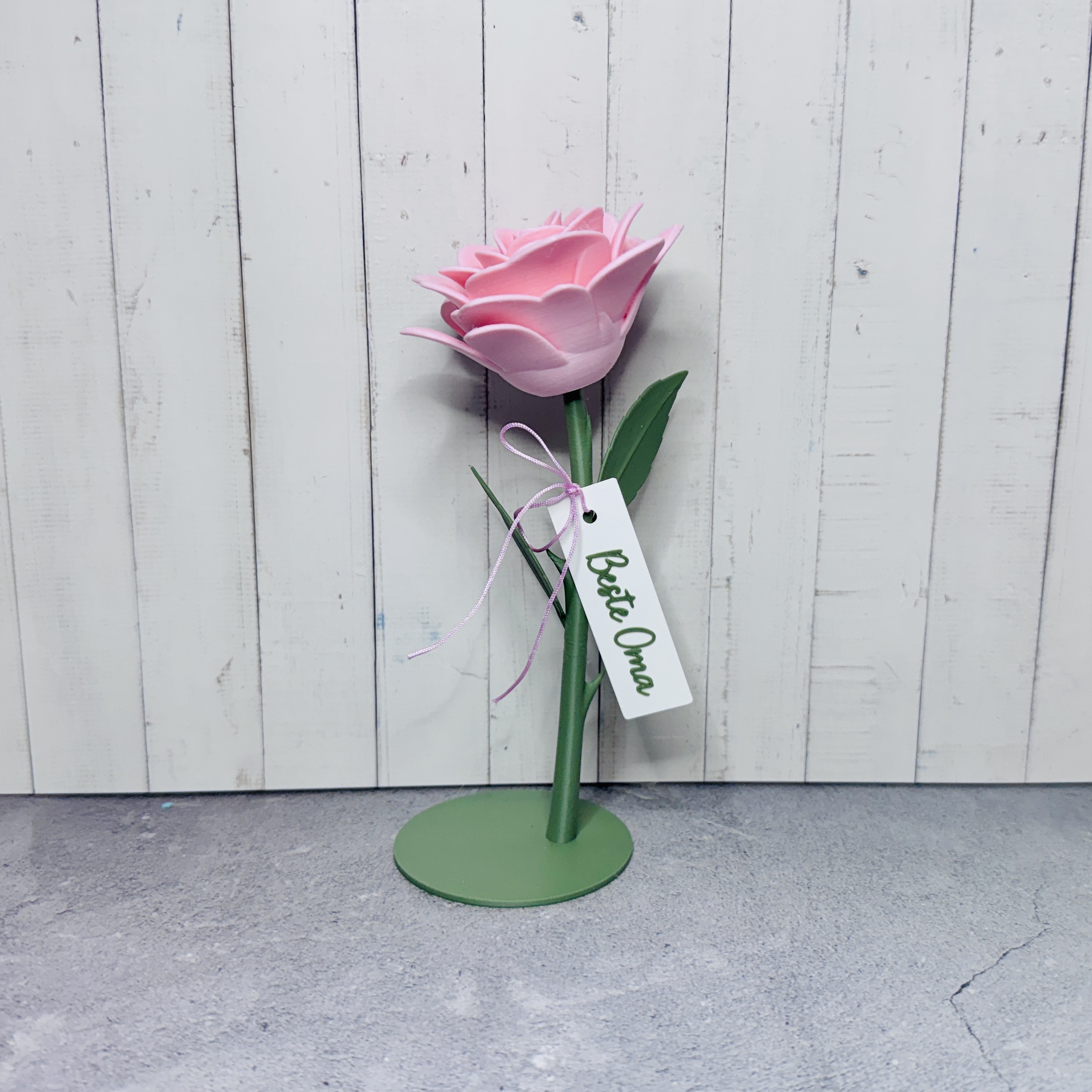 Eine Rose mit verschiedenen kleinen Botschaften, die nie verwelkt