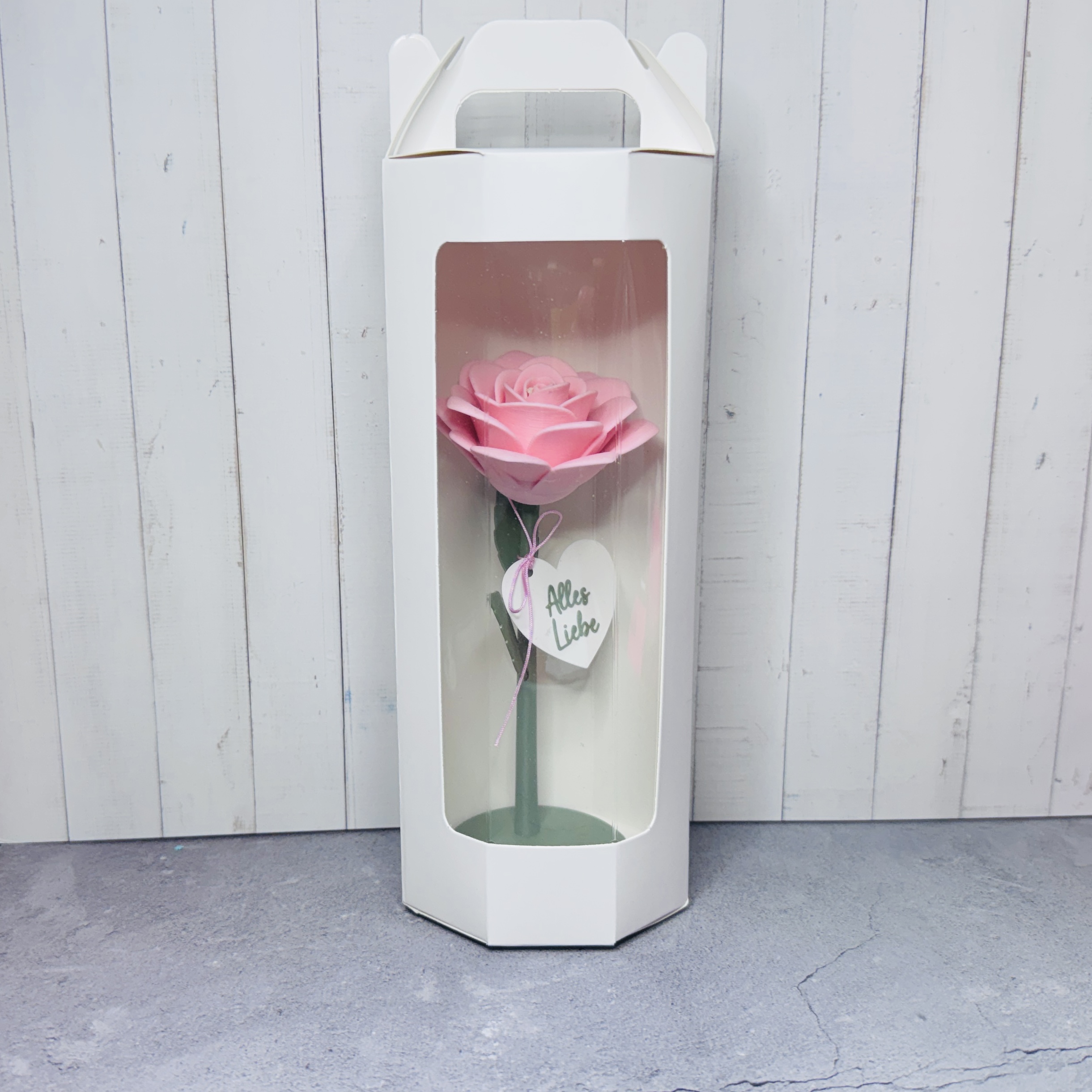 Eine Rose mit verschiedenen kleinen Botschaften, die nie verwelkt