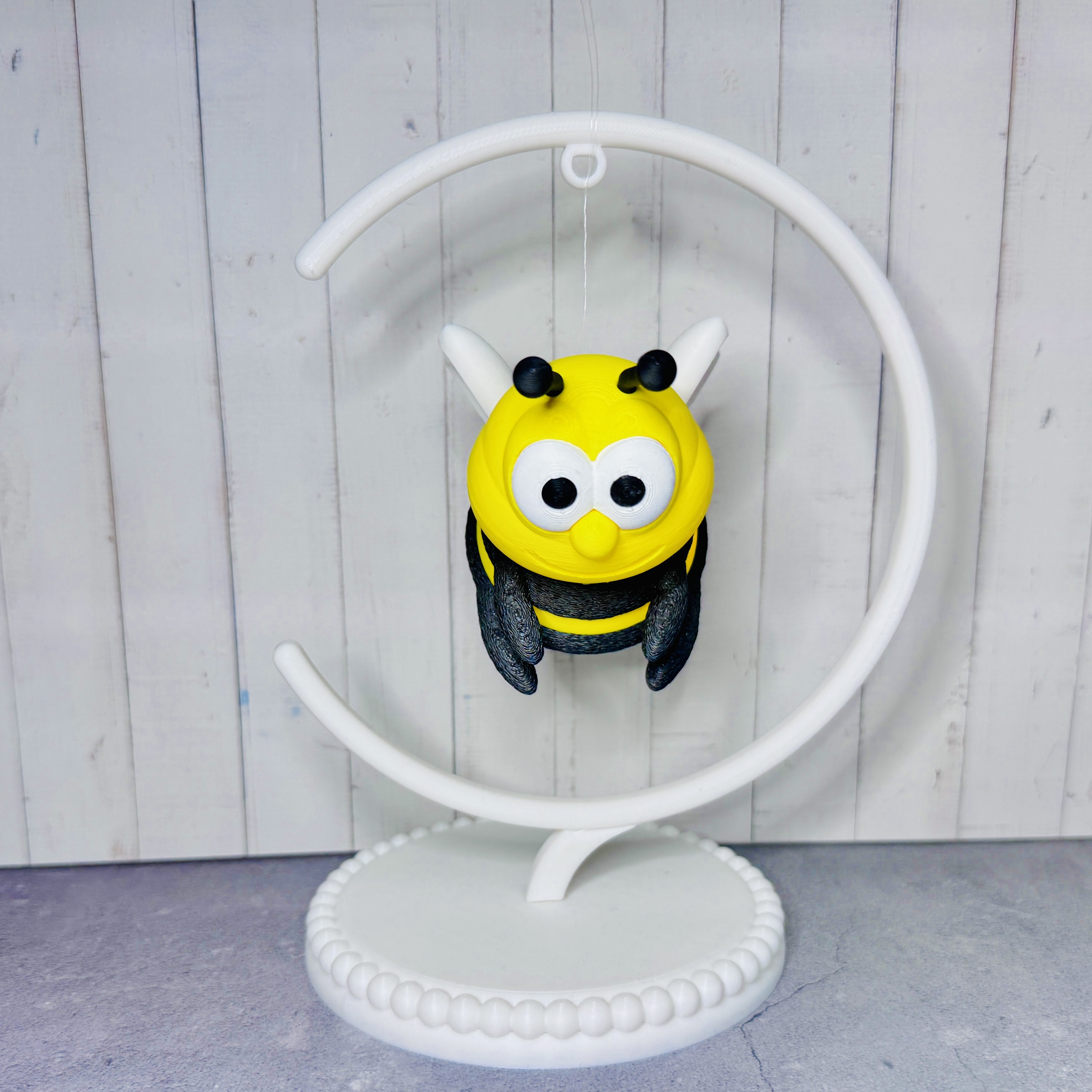 Mit der fröhlichen beleuchteten Biene “Sumsi“ in schwarz-gelb kommt sofort gute Laune in dein Zuhause!