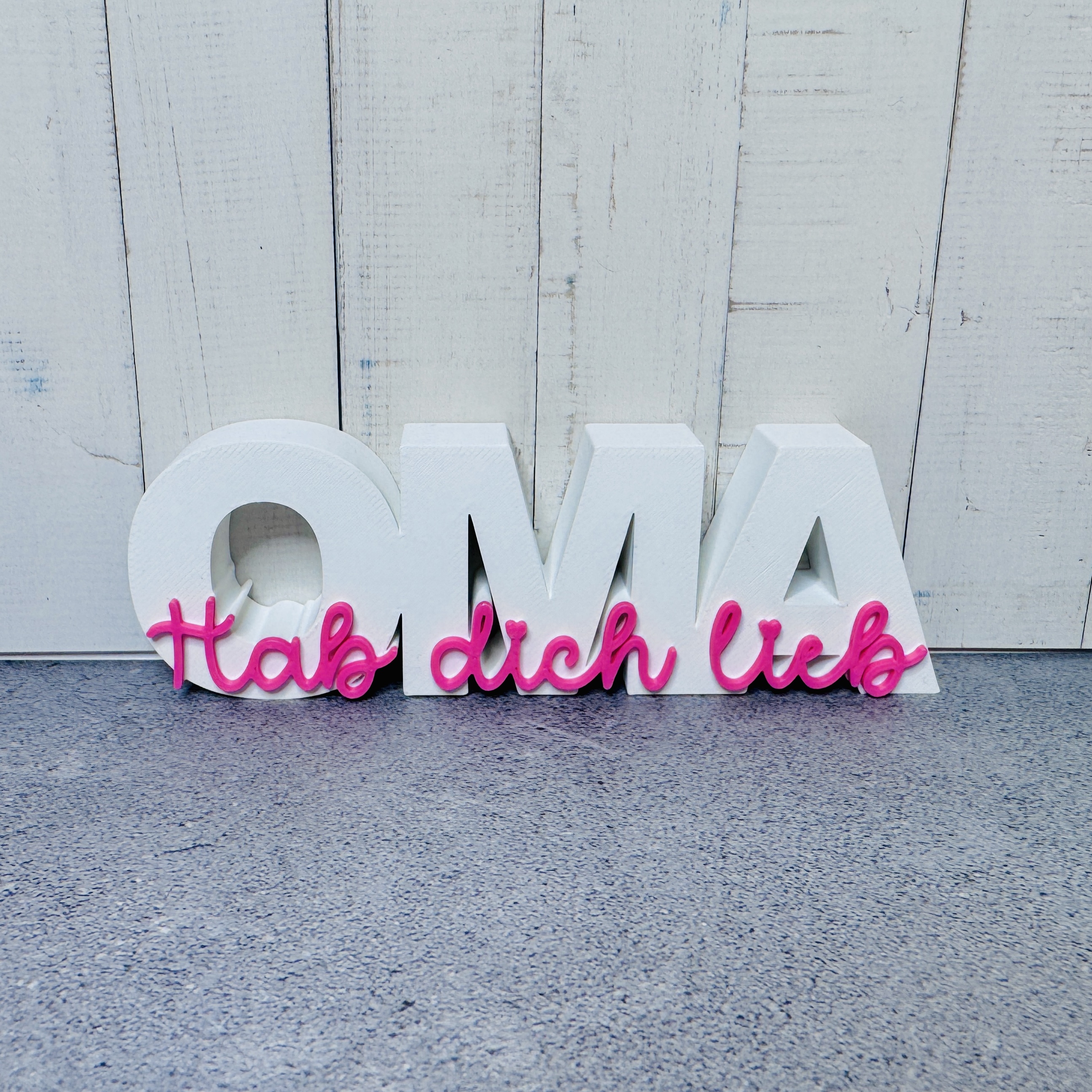 Schriftzug „Oma Hab dich lieb“ – ein kleiner Satz  in weiß und pink