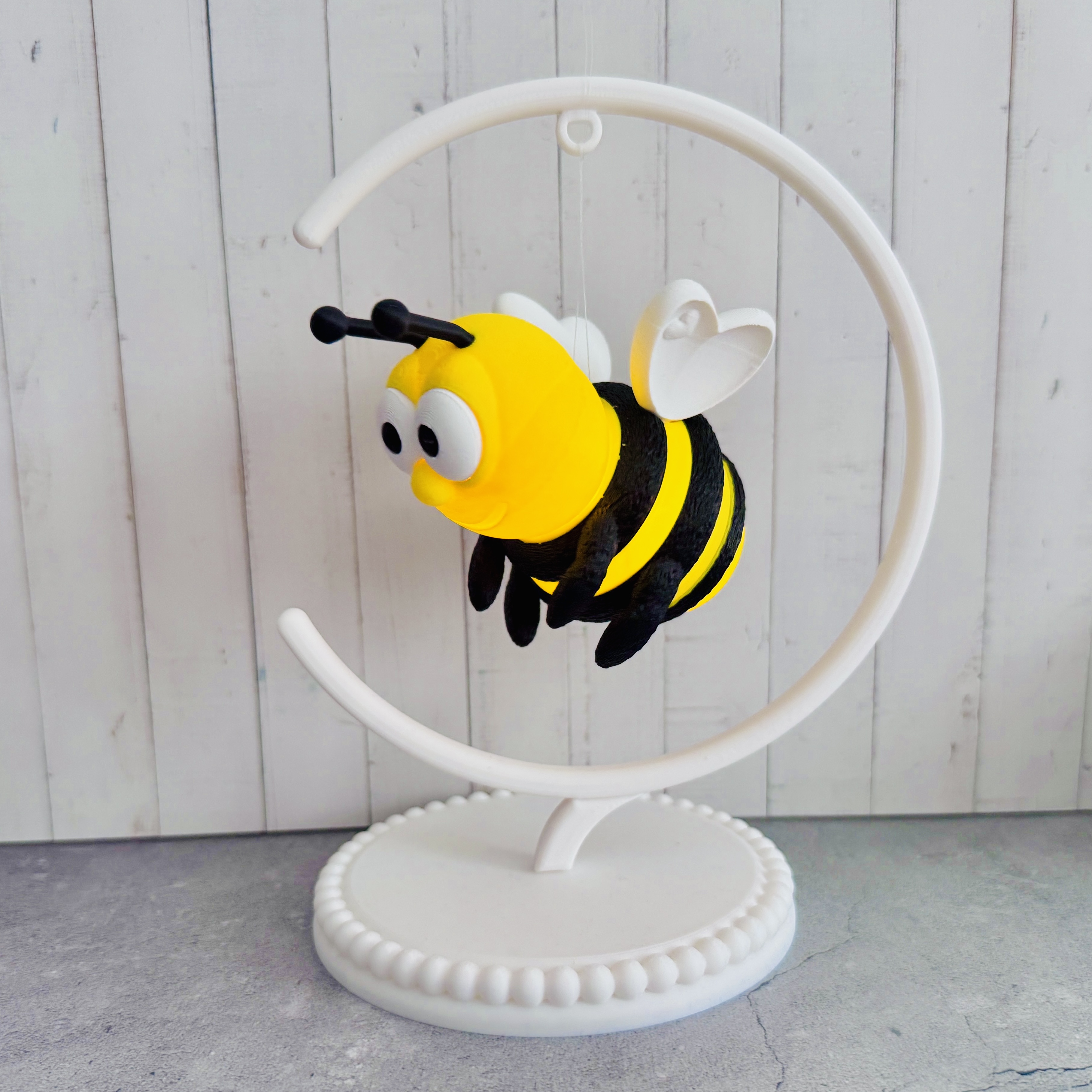 Mit der fröhlichen beleuchteten Biene “Sumsi“ in schwarz-gelb kommt sofort gute Laune in dein Zuhause!