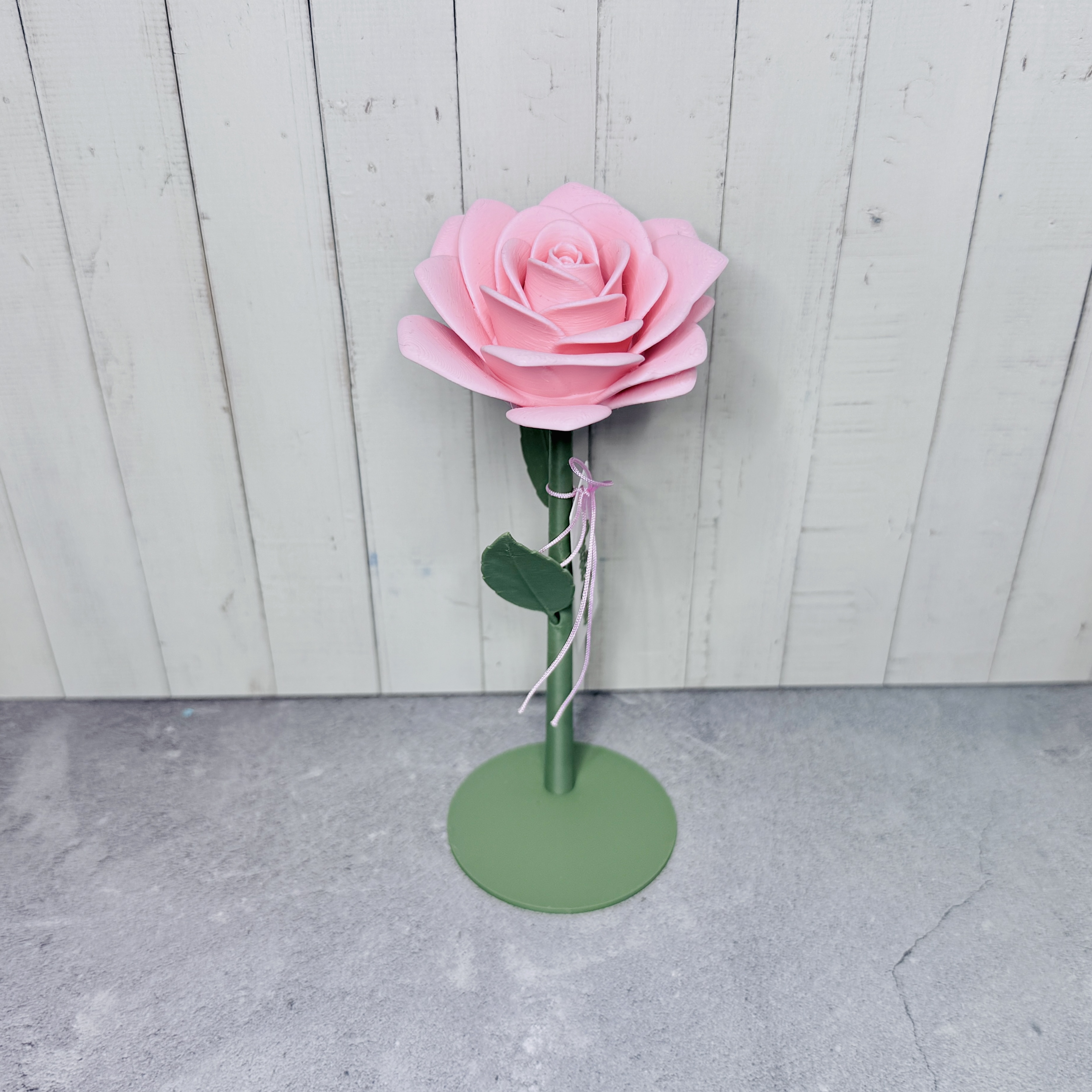 Eine Rose mit verschiedenen kleinen Botschaften, die nie verwelkt