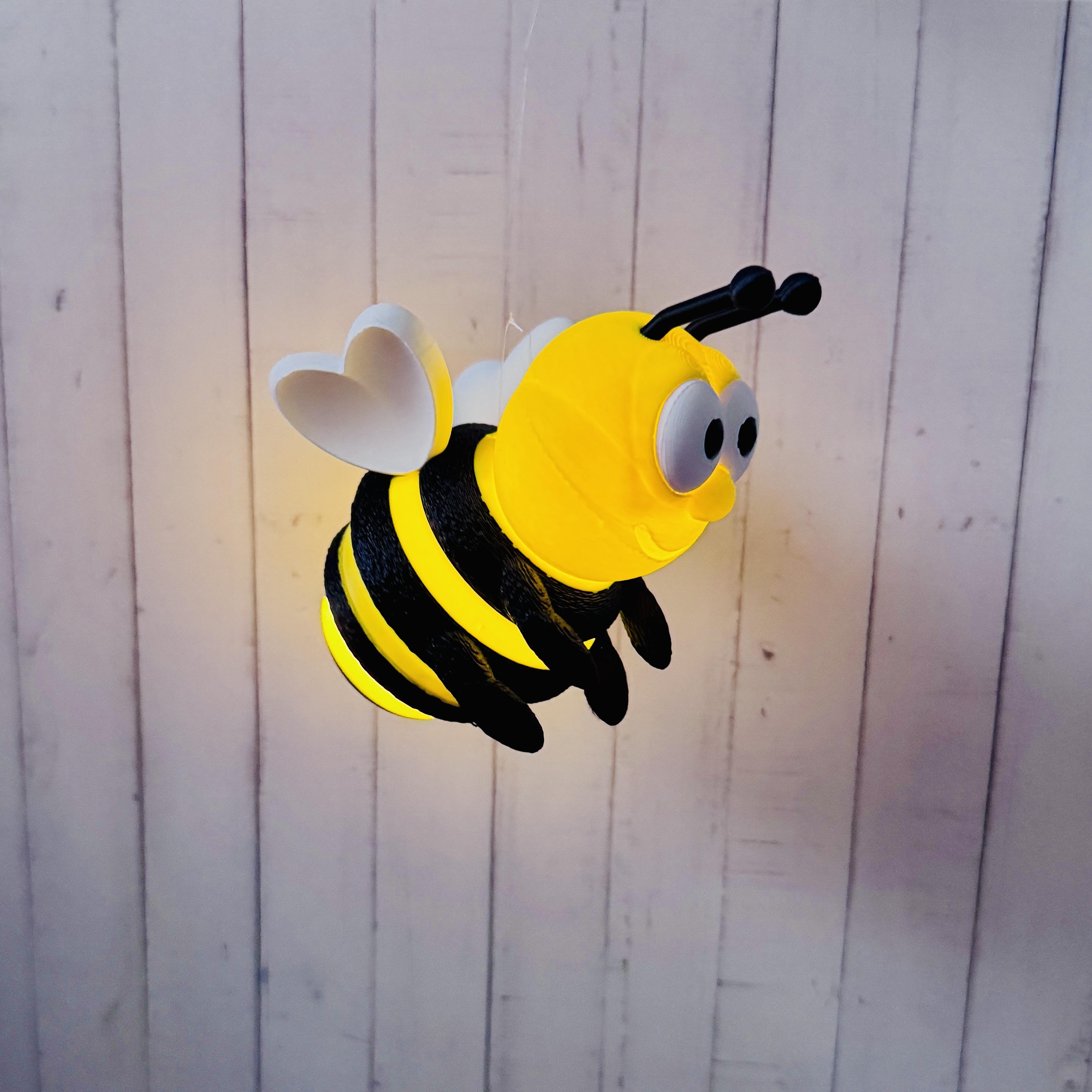 „Sumsi - die Glücksbiene“ – die lustige Biene in gelb-schwarz als Anhänger für Ihren Wohnbereich