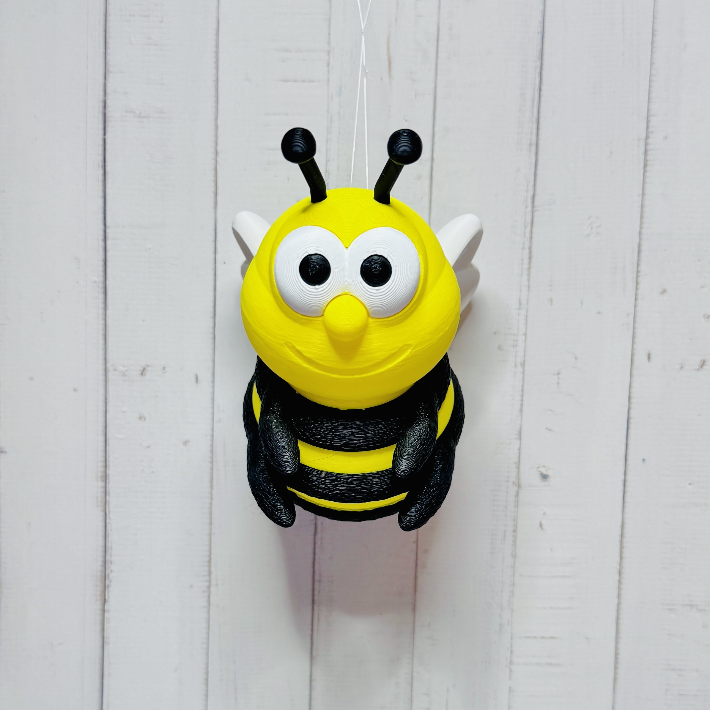 „Sumsi - die Glücksbiene“ – die lustige Biene in gelb-schwarz als Anhänger für Ihren Wohnbereich