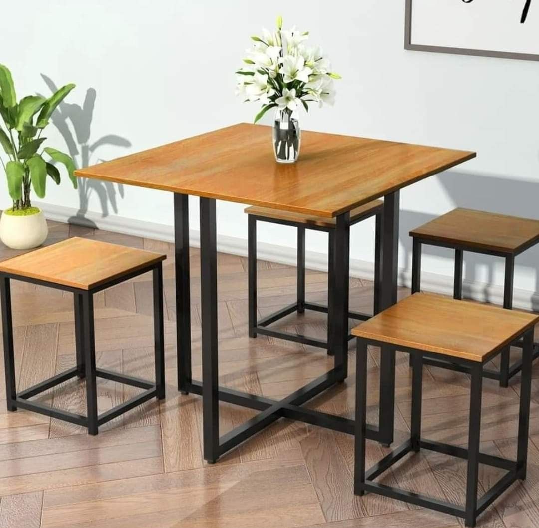 Conjunto Mesa Quadrada com 4 Bancos