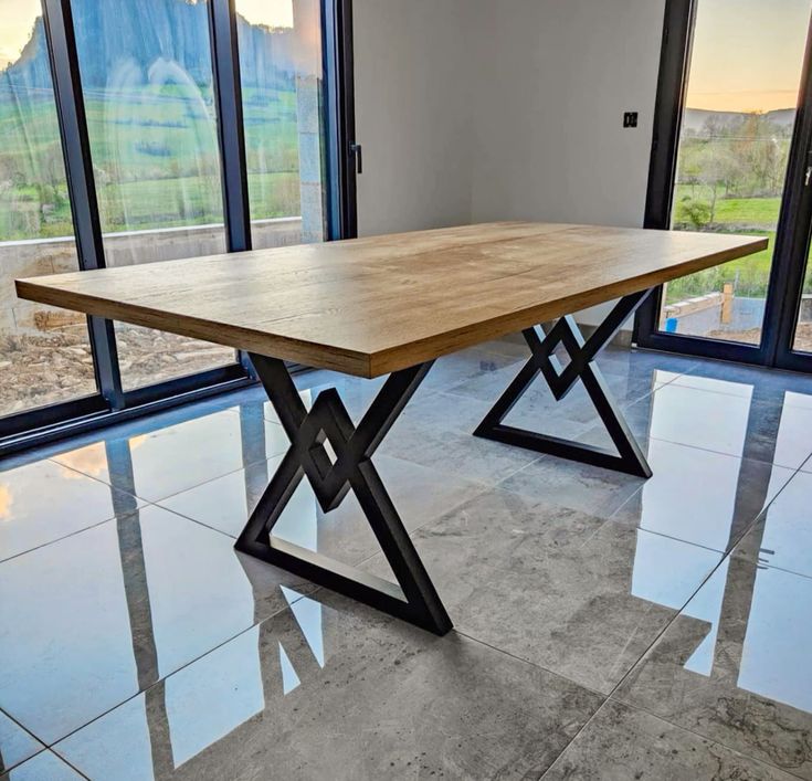 Mesa de Madeira com Base Metálica