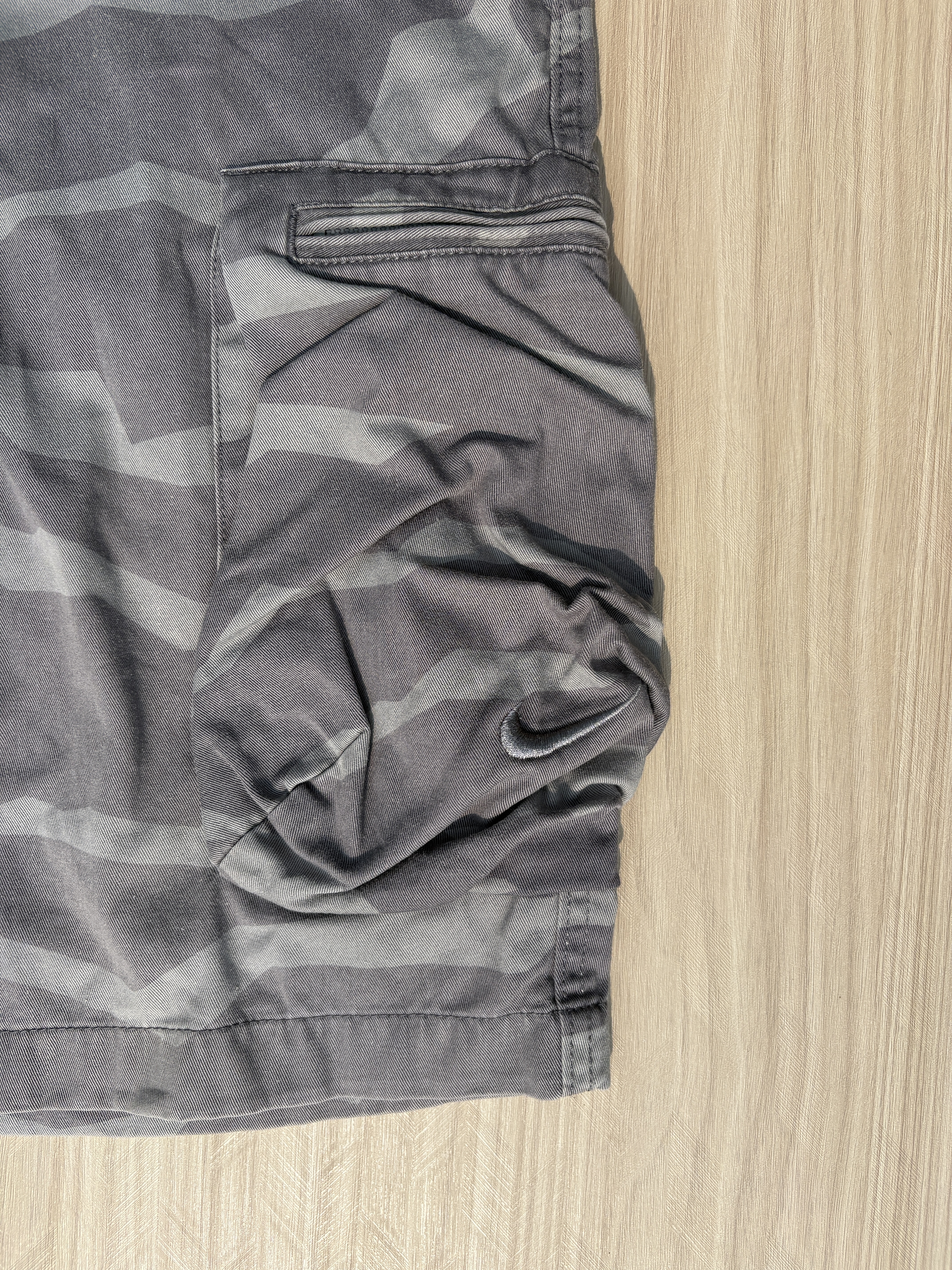 Nike Camo Utility Cargo shorts (W - 32/33)