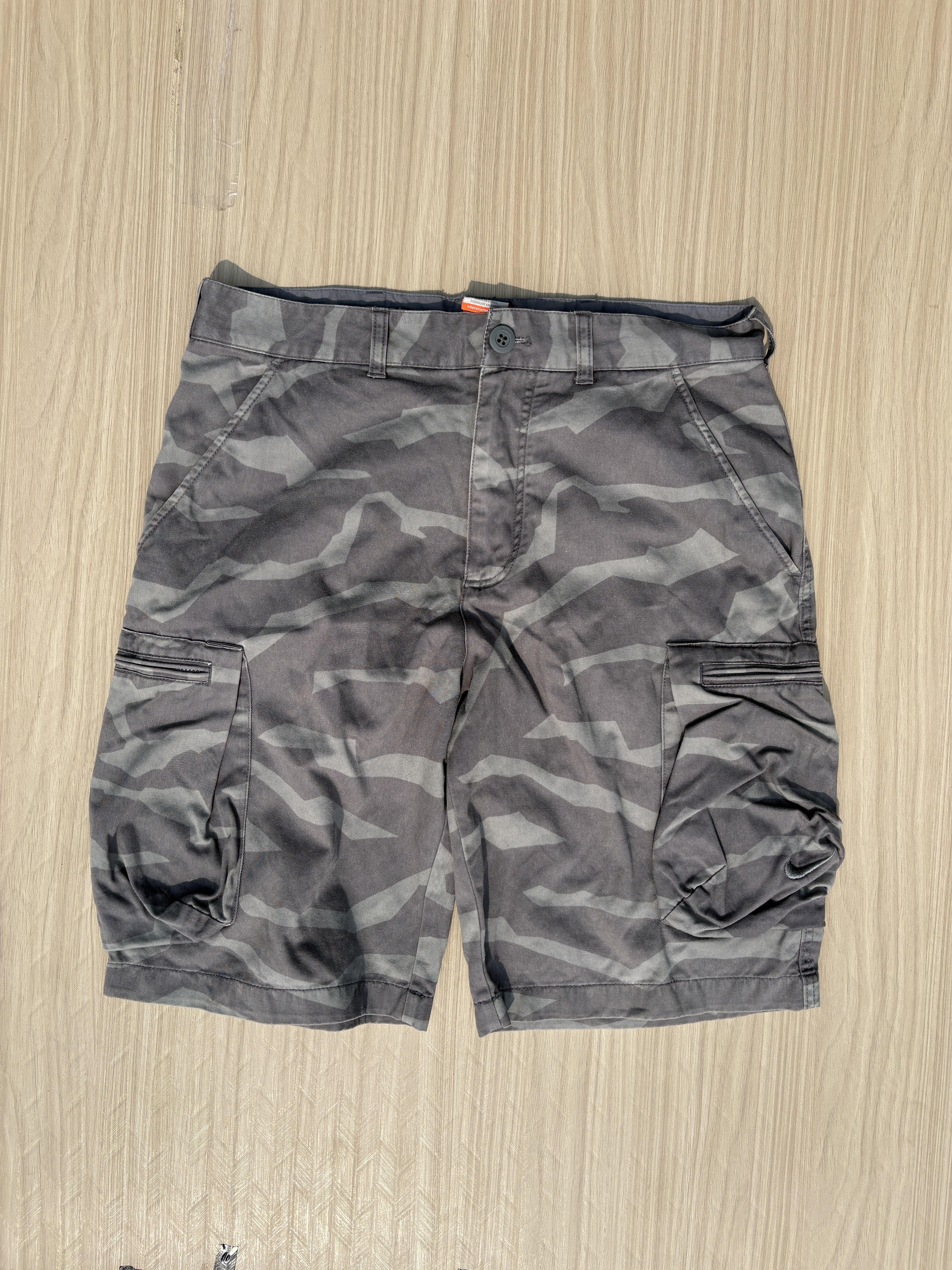 Nike Camo Utility Cargo shorts (W - 32/33)