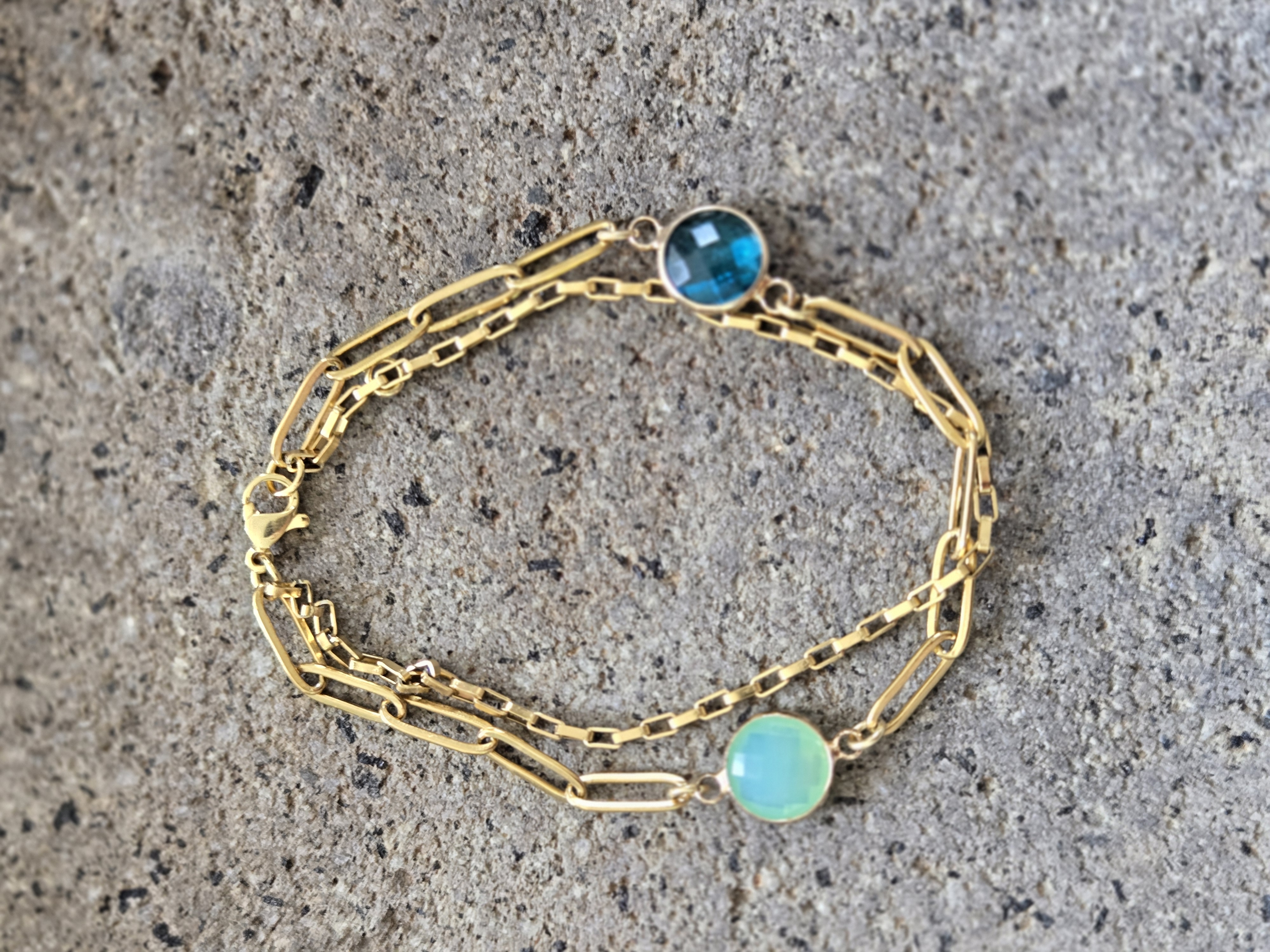 Dubbele armband met groene accenten