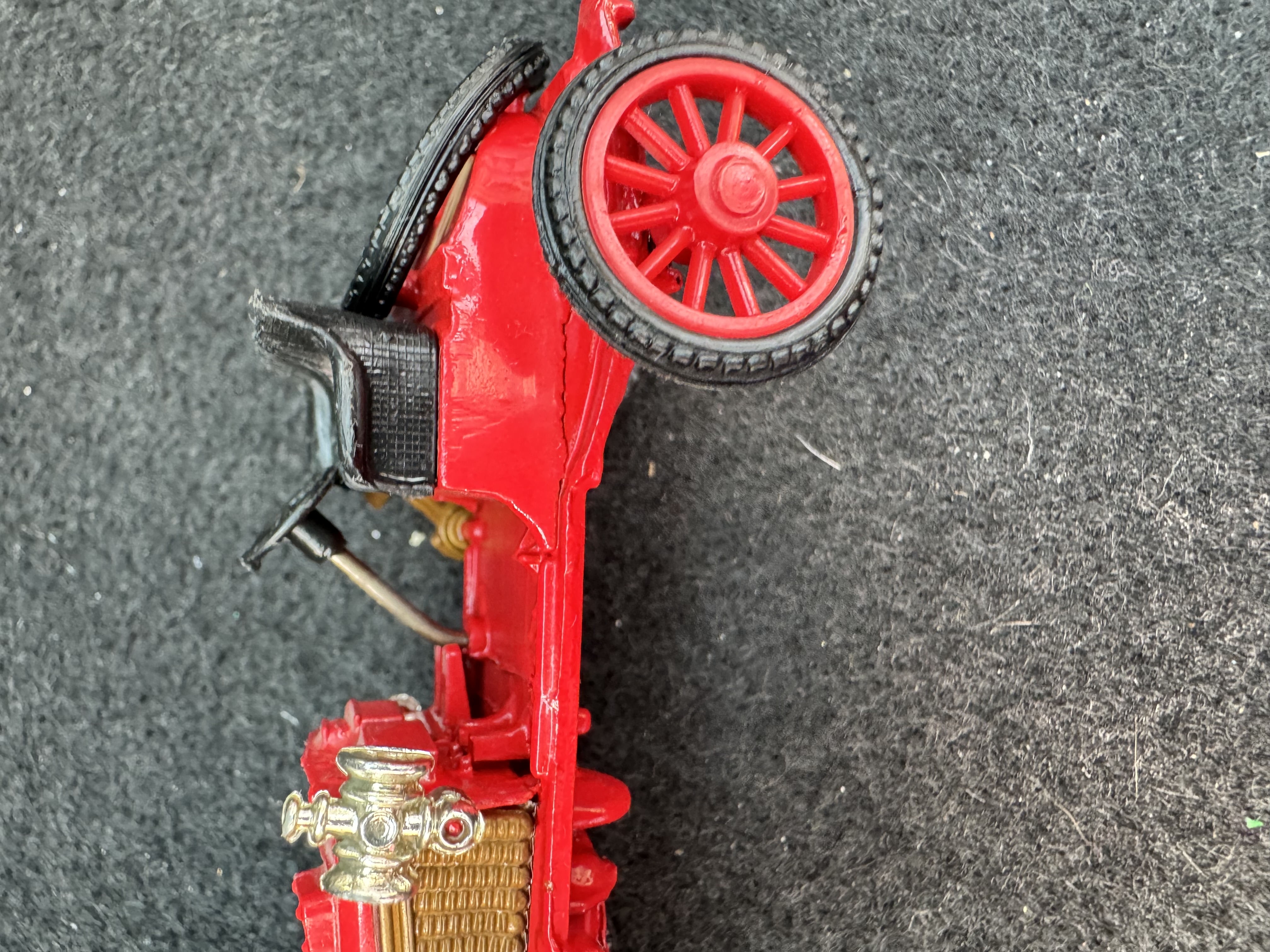 Voiture ancienne miniature rouge