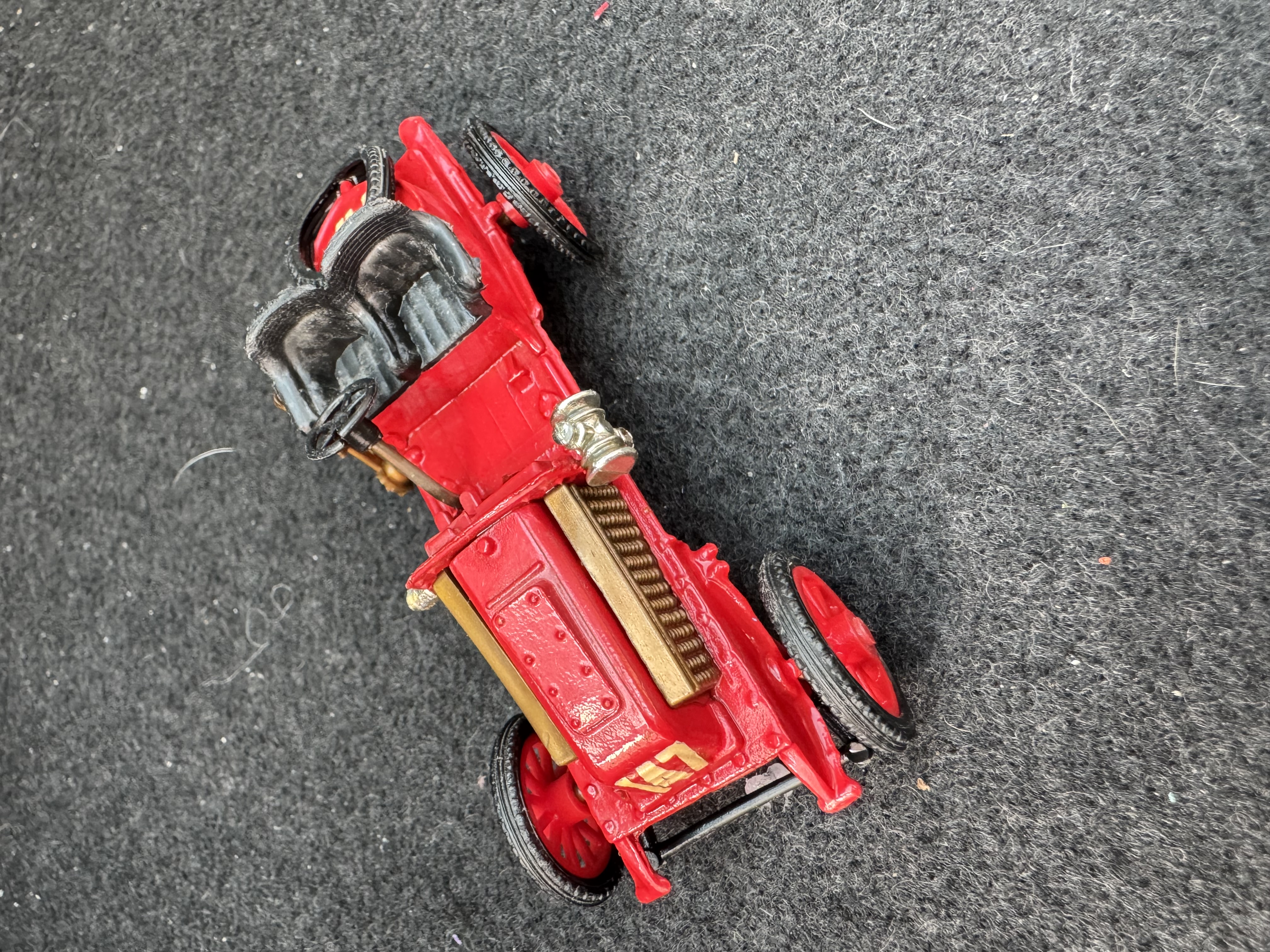 Voiture ancienne miniature rouge